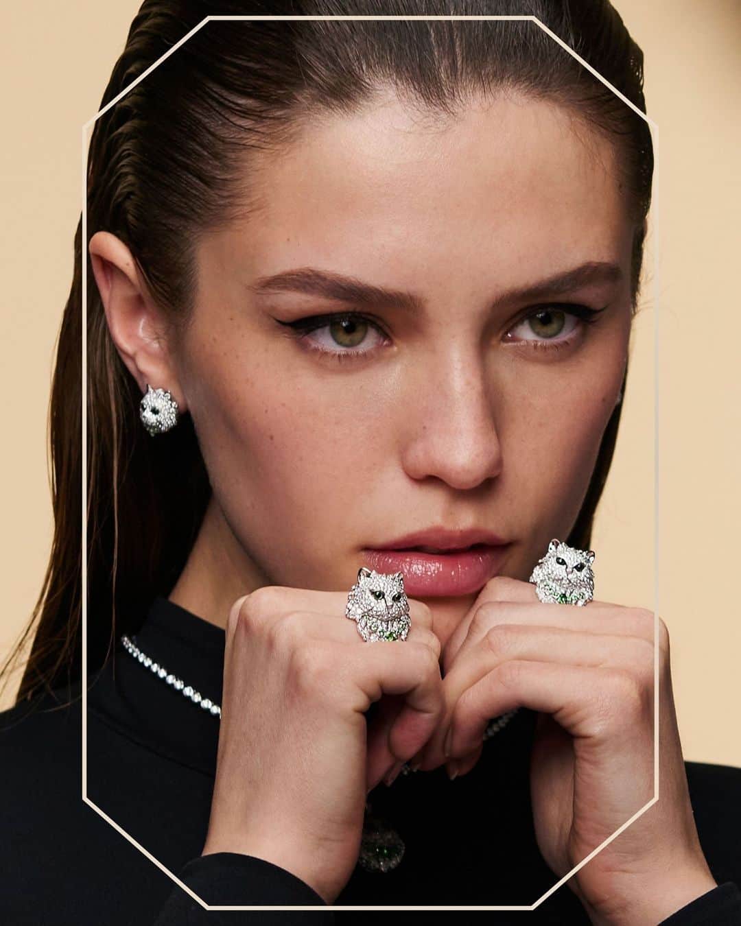 ブシュロンのインスタグラム：「Up for adoption⁣ ⁣ Wladimir: Boucheron's mascot. ⁣ His favorite stone? Tsavorite.⁣ How to adopt him? As a ring, bracelet, earrings or necklace.⁣ Matching expression? Cat got your tongue?⁣ ⁣ #BoucheronAnimals」