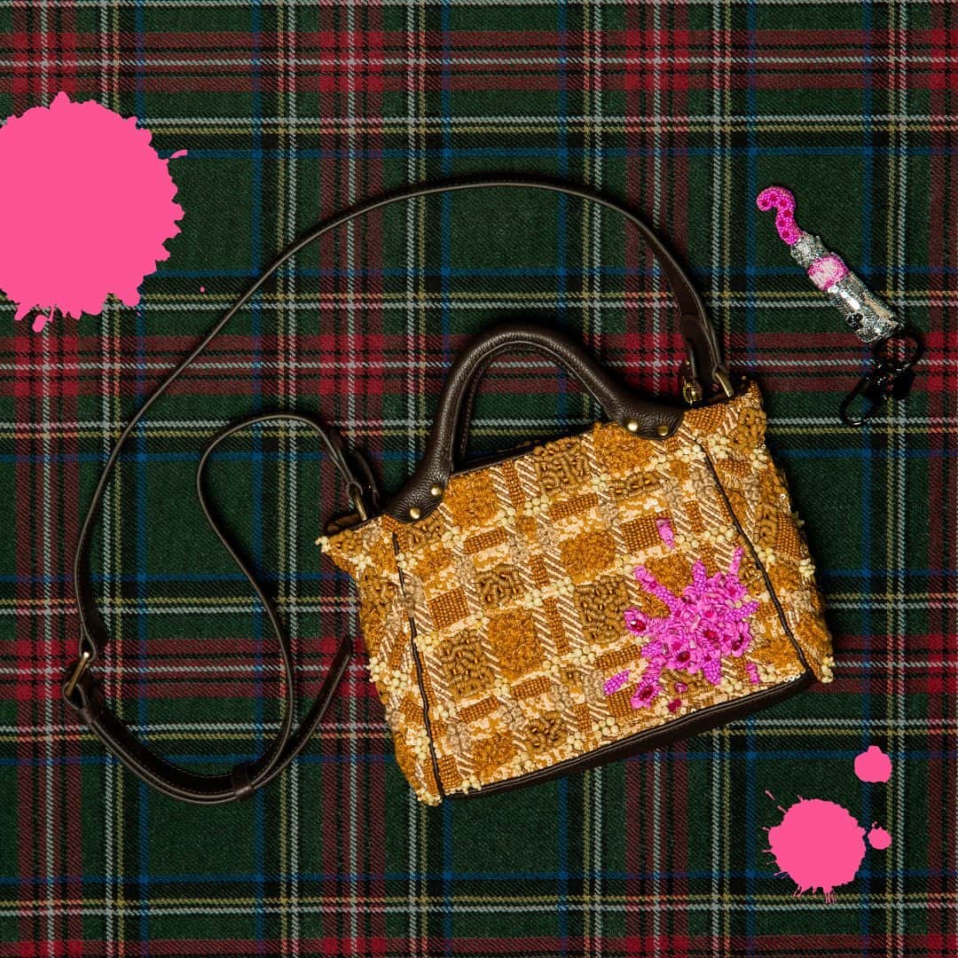 のインスタグラム：「フランス発バッグブランド、ジャマン・ピュエッシュ @jaminpuech_jp の新作“PLAID”は、スコットランドのチェック柄がインスピレーション。熟練の職人が刺繍で表現し、やっと完成した作品にペンキを垂らしてしまった！という、遊び心満載のミニバッグ。絵の具が飛び出たチューブのチャームも一緒に。  ■取扱店舗 @goldie_h.p.france @h.p.france_boutique @h.p.france_nagoya @h.p.france_fukuoka @kioque_hpfrance @hpfrance_bijoux @halo_bijoux @destination_tokyo 公式オンラインショップ @hpfrance_official」
