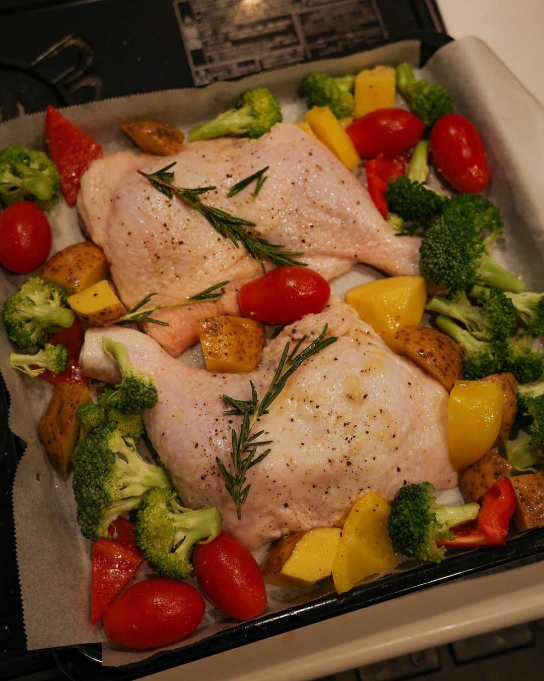 のインスタグラム：「最近の幸せは、料理の時間🧑‍🍳💓 食べたいものがどんどん頭に浮かんできては、止まらないの🤰笑  最近作って美味しかったもの。どちらもオーブンで楽ちんに。  🍗カラフル野菜とローストチキン  チキンを調味料【白ワイン・オリーブオイル・ローズマリー・にんにくおろし】に半日漬ける。焼く直前に、お野菜もまた同じ調味料を作って絡めてオーブンで40分。調味料多めで良し👌💓  🐟サバの黒胡椒焼き  玉ねぎスライスには塩、サバには粗挽き胡椒をたっぷり振ってオーブンで20分焼いて。食べる時にライムを絞る。これ、最っ高に美味しかった！  #ニーナのごはん」
