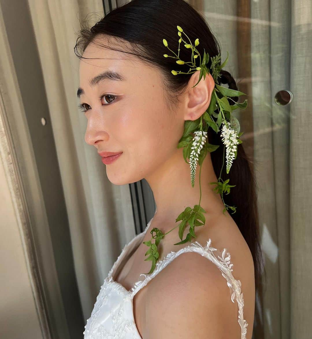 服部由紀子さんのインスタグラム写真 - (服部由紀子Instagram)「. お花でイヤリングを。  その場にあるお花を選んで、 その場で組んでいく楽しさ。  シンプルヘアに、ヘルシーベースメイク。 ちょこんと入れたホワイトのメイク。  とーっても可愛かったです♡  広告撮影、ウェディングのご依頼で、  似合うように作ってください"  は最高に嬉しいお言葉。  引き出しいっぱいの中から提案させてもらえる喜びを噛み締めながら作っています♡  Advertising photography and wedding requests I want you to make it up to me so that it suits me  That's the happiest thing to say.  I'm making it while chewing the joy of being suggested by many designs♡  #プレ花嫁#東京花嫁#横浜花嫁#前撮り#結婚#大阪花嫁#ホテルウェディング#服部由紀子#キッズモデル募集 #ヘアメイク#白無垢ヘア#パレス花嫁#パレスホテル東京#hairstyle#京都花嫁 #ウェディングブーケ#ブーケ#東京前撮り#フォーシーズンズ京都 #丸の内前撮り#パレスホテル東京ウエディング#hair #パレス花嫁 #京都ウェディング  #前撮りヘア」9月15日 18時30分 - ceu0116