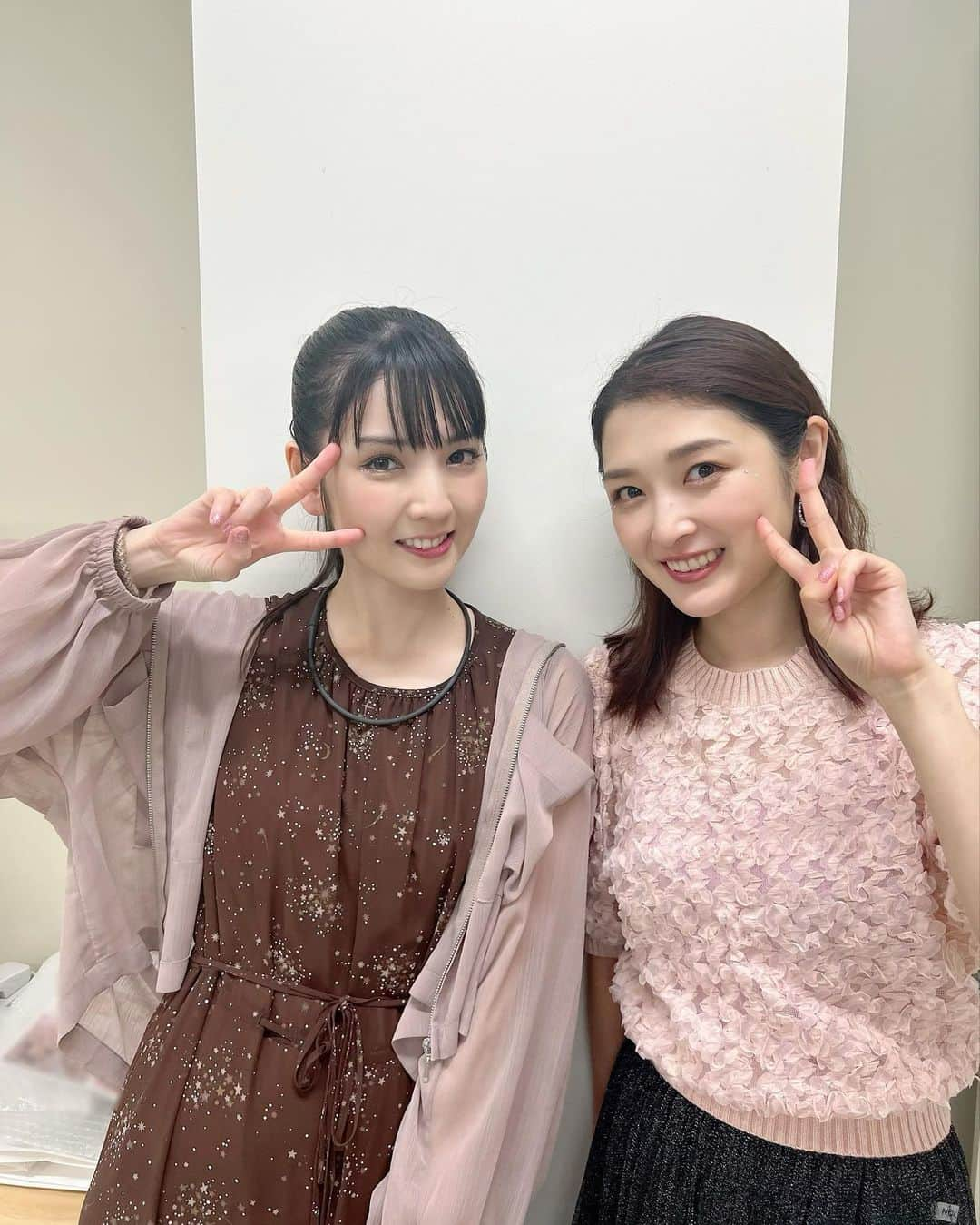 道重さゆみのインスタグラム：「私服になってから撮ってもらったツーショット💞  石川さん！ エコモニ。ポーズしました🩵💚(3枚目) 実は少し前、さゆえりで石川さんのお家に遊びに行かせてもらいましたっ❣️ 石川さんのお料理美味しすぎました😆 さゆはお肉とアボカドが好きだよね！って、ローストビーフやアボカドの入った生春巻きや、その他にもたくさん作ってくれて、本当にどれも美味しすぎました♡♡♡ 石川さんのお子さん達もめちゃくちゃ可愛くて☺️ たくさん遊べたけど、全然遊び足りなかったーー！笑 また会いたいです…💗  辻さん！ 辻ちゃんネル大好きでいつも見てます♡♡♡辻さんの行動力やタフさにめちゃくちゃ憧れます！！かっこいい…✨ モーニング娘。おとめ組で一緒だったので、おとめ組の曲の振り付けポーズを一緒にしてます👆(5枚目)嬉しい、ありがとうございました❣️❣️❣️  三好ちゃん！ すっっごく久しぶりの三好ちゃん！！会えて嬉しかったです❣️ 三好ちゃんが昔から『さゆみちゃん』って呼んでくれるの、実は密かに嬉しい☺️ 私が出てる雑誌の記事も読んでくれてて嬉しかったな♡私服になってからの写真しかないけど、この日の三好ちゃんのピンクの衣装、めちゃくちゃ似合ってて可愛かったです💕  #ハロプロ25周年」