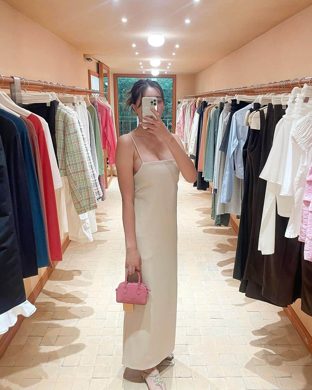関綾乃のインスタグラム：「4年ぶりの韓国買い物編🇰🇷🩷 行きたかったアパレル店半分は行けたかな🫶 ・ ・ まだまだ行きたいお店もあったし、行きたいご飯屋さんもあったし、やりたいことも沢山あったのでまた次回リベンジしたい👍 ・ ・ 行ったところハイライトにまとめておきます🇰🇷✨ やっぱり韓国楽しかった✌️✌️✌️ ・ ・ 一枚目のワンピ、パット付きで楽で、ラインが上品でめちゃ可愛いかった🩷 旅行中はさらっと着れるワンピいいね🤭 ・ ・ #MIROILE #PR」