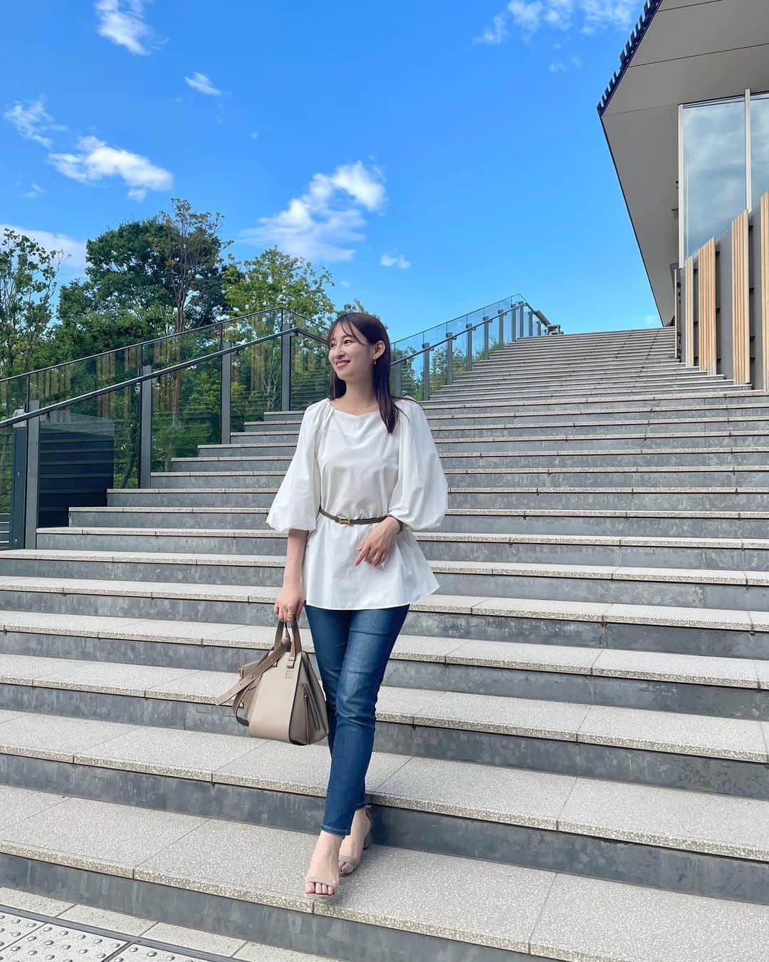 下田奈奈さんのインスタグラム写真 - (下田奈奈Instagram)「最近少しずつ秋を感じる気候になってきましたね🐿️🍂  今の季節にほどよい  @libjoie のオフショルブラウス🤍  3枚目以降の写真みたいに肩ありで 着ても形がとっても可愛い🫶🏻  ブラウスはふわっとさせた状態で 着てももちろん可愛いんだけど 今回はウエストベルトしてみました🤎  明日からの三連休が楽しみ✌🏻 そしてその前に今日の華金の予定が楽しみ🥰🍷笑  #libjoie #リブジョア #オフショルブラウス #オフショルダーブラウス #オフショル #オフショルダー #白ブラウスコーデ #白ブラウス #綺麗目カジュアル #綺麗めカジュアル #綺麗めカジュアルコーデ #デニムコーディネート #エルメスベルト #エルメスベルトエトゥープ #hermesbelt #hermesetoupe #エトゥープ #アラサーコーディネート #骨格ストレートコーデ #ブルベ夏コーデ」9月15日 18時39分 - shimodanana