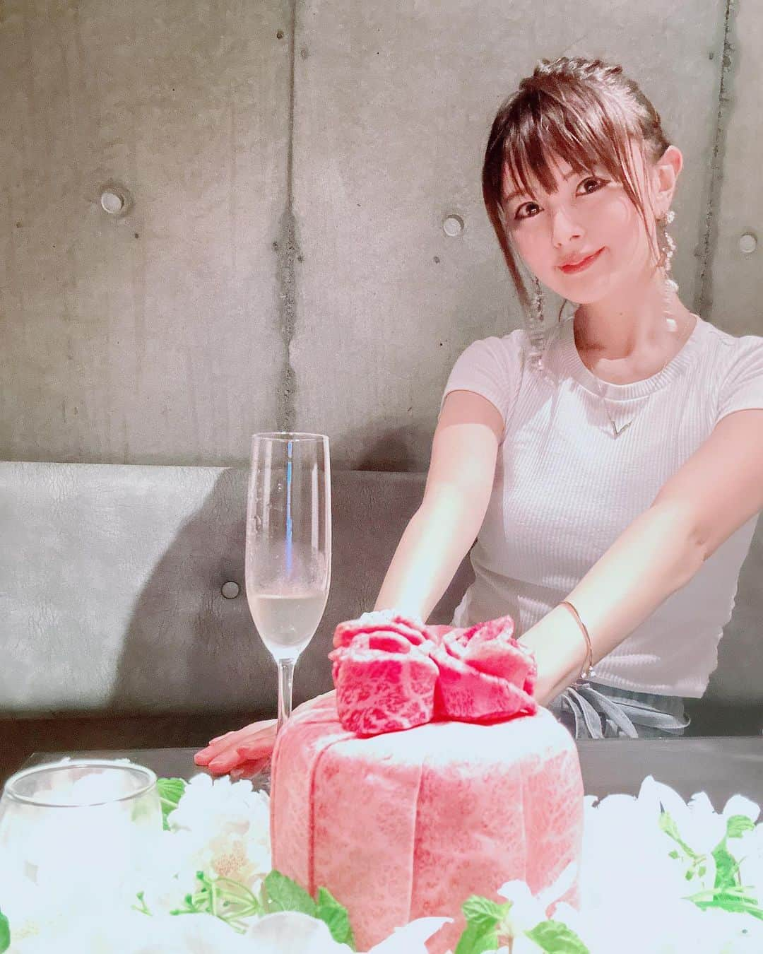 satomiのインスタグラム：「🐮🎂🎉 ・ 初！お肉のケーキ🧁 うしごろバンビーナ恵比寿ヒルトップ店でアニバーサリーコースdinnerでした🫶🤍 ・ コスパも良くてお店の雰囲気も好き🐮ここのカレーはほんとに美味しい😋お肉も柔らかくて最高ーー！ ・ お腹いっぱいになったので野球行きました！ ・ 5-1ですわほー！NICE吉村&オスナ選手⚾️ 珍しくヒーローインタビューまで残りました笑 ・ @ushigoro_yakiniku  #うしごろバンビーナ恵比寿ヒルトップ店 #うしごろ  #ushigoro  #恵比寿焼肉  #肉ケーキ #PR #恵比寿グルメ #恵比寿ディナー #恵比寿ランチ #カレー #すき焼き #神宮球場  #ヤクルトスワローズ #広島カープ #すわほー #オスナ 選手ホームラン #村上宗隆　選手ホームラン #吉村貢司郎　投手 #レモンサワー #カープ女子 #うしごろバンビーナ #うしごろホルモン #肉食女子」