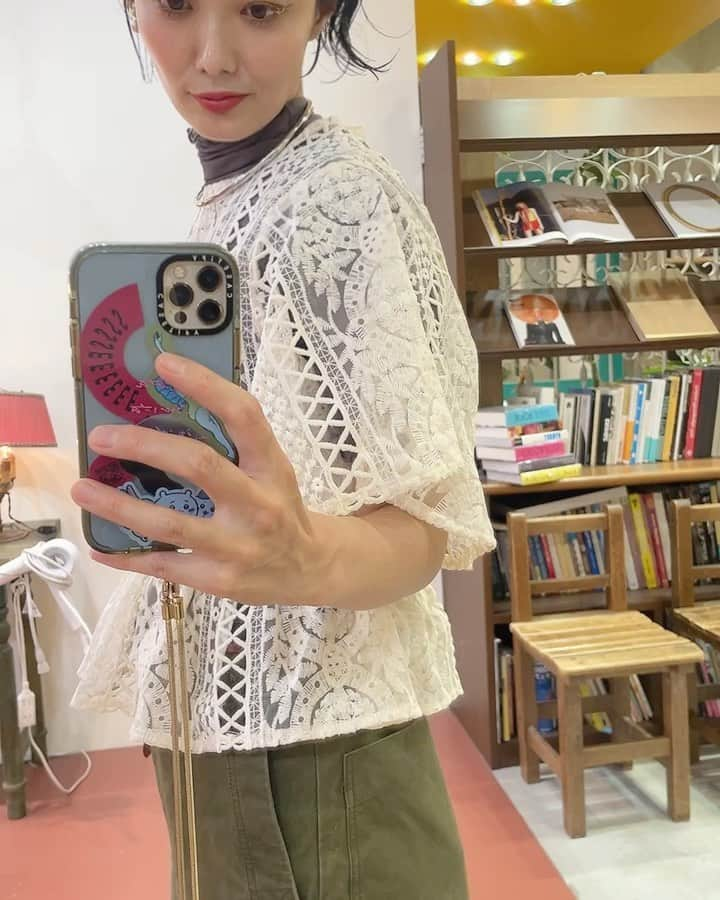 田中真奈美のインスタグラム：「今日の服〜💓 レースのクロシェトップス✨ 袖は二の腕を隠せる 4分丈のフリルデザイン😍腰まわりはリボンでサイズ調整🎀 . レースで甘めな印象だけど何を合わせるかでいろんなスタイリングが楽しめそう💓 もっと寒くなったらタートルニットの上から着ても良さそうだな〜🎵 . @amail_official  の【Feminine wrap shirt】です✌️⭐️ . . . #福岡美容室  #福岡美容師  #switchmanami」