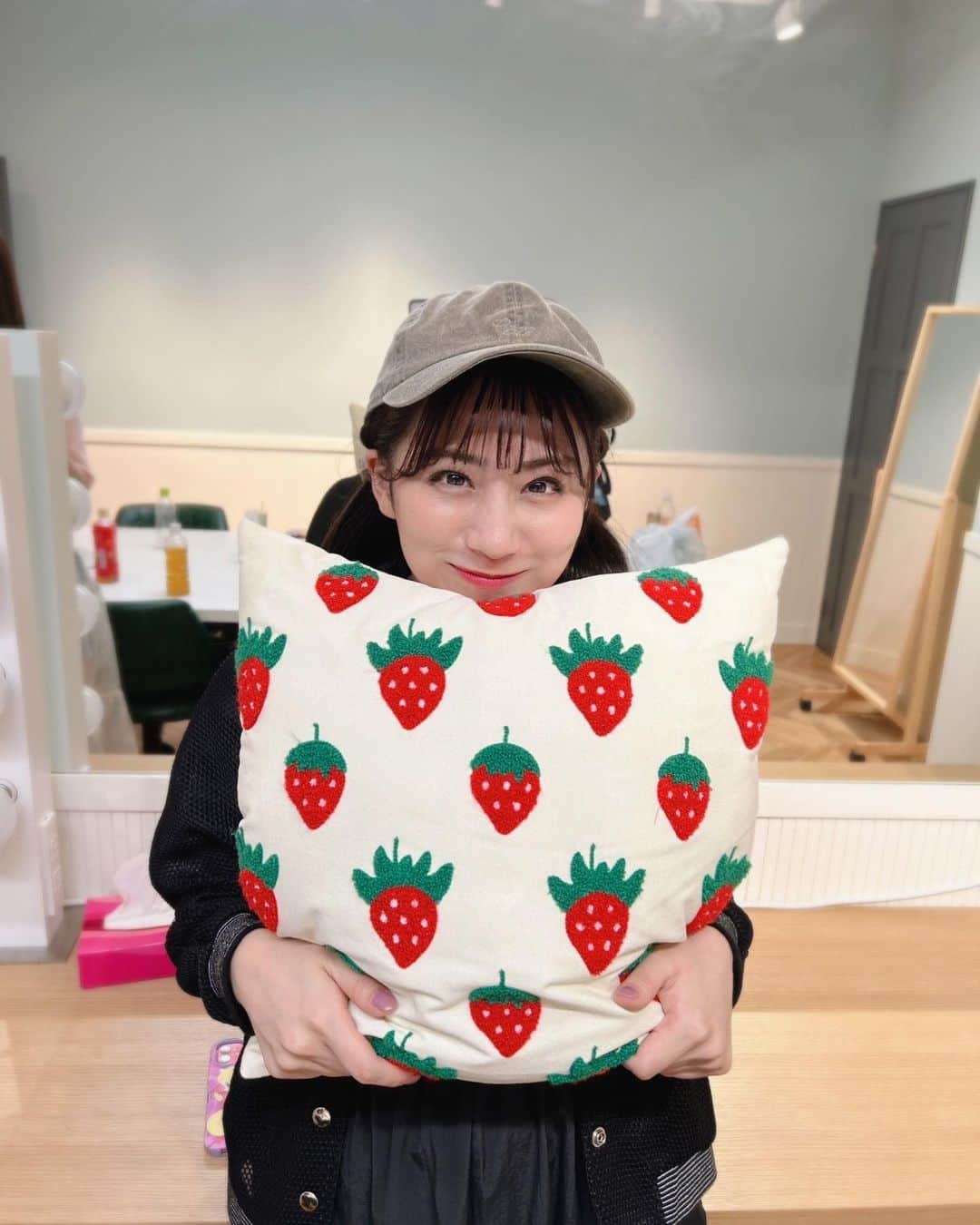 坂本遥奈のインスタグラム：「いちごのクッションが 事務所にあって  可愛い〜！🍓　 って言ってたら貰えちゃった✌️  うれし🤭」