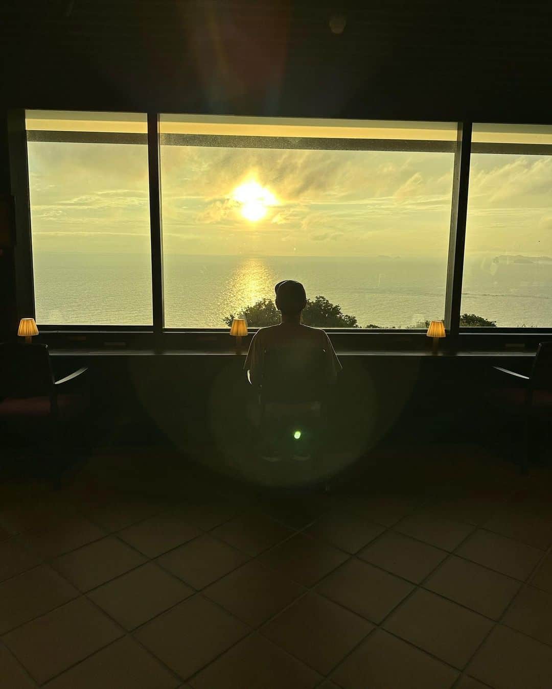 窪塚洋介のインスタグラム：「長崎入りました🌅  明日の長崎ブリックホールにて、 遠藤周作生誕100年記念で トークショーさせて頂きます。 (映画も観れます。)  前回の『Silence〜沈黙〜』の舞台挨拶で訪れた時よりもずっと遠藤周作先生のことを好きになっているから、文学館がより沁みた。  いつも思いつきで喋ってますが、 初めてトーク原稿作って登壇します。 押忍。  #遠藤周作 #遠藤周作生誕100年記念」