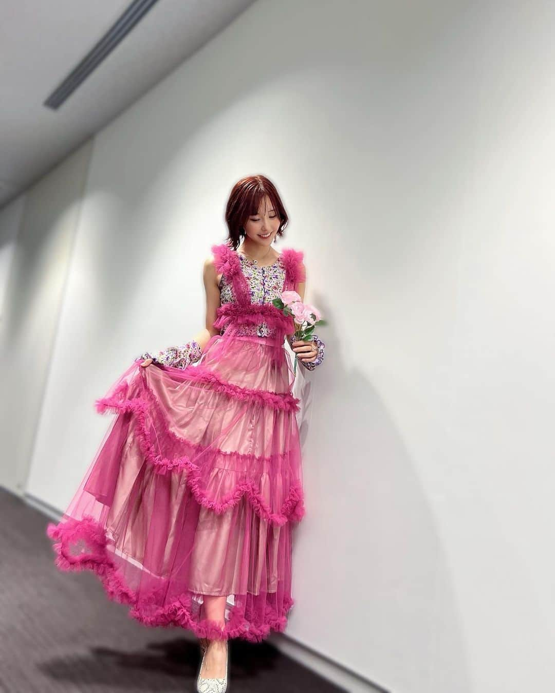 神成藍子さんのインスタグラム写真 - (神成藍子Instagram)「全身🌹アルカーナという品種の薔薇をイメージしたコーデです🌹💗 ピンク着るの苦手意識あったからあえて積極的に着ようって思って過ごしてたら、むしろピンク好きになってきた🤔🤔🤔笑 ピンクってやっぱり可愛い🥹🎀💕💓💗 これからは沢山ピンクの服も作ろう☺️☺️☺️💗💗  #kannaarcana #ピンクコーデ #ファッションショー #diy #裁縫 #洋裁 #ハンドメイド大人服 #自作服 #sewing #お洒落さんと繋がりたい #fashion」9月15日 18時34分 - kanna_nijimura