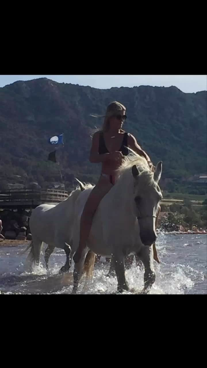 イネス・リグロンのインスタグラム：「La vida es siempre más bella con animales, y con buena música  Life is aleyas more beautiful with animals, and with good music.    #camargue #occitanie #life #love #chevauxdecarmargue #camarguehorse #luzgaggi」