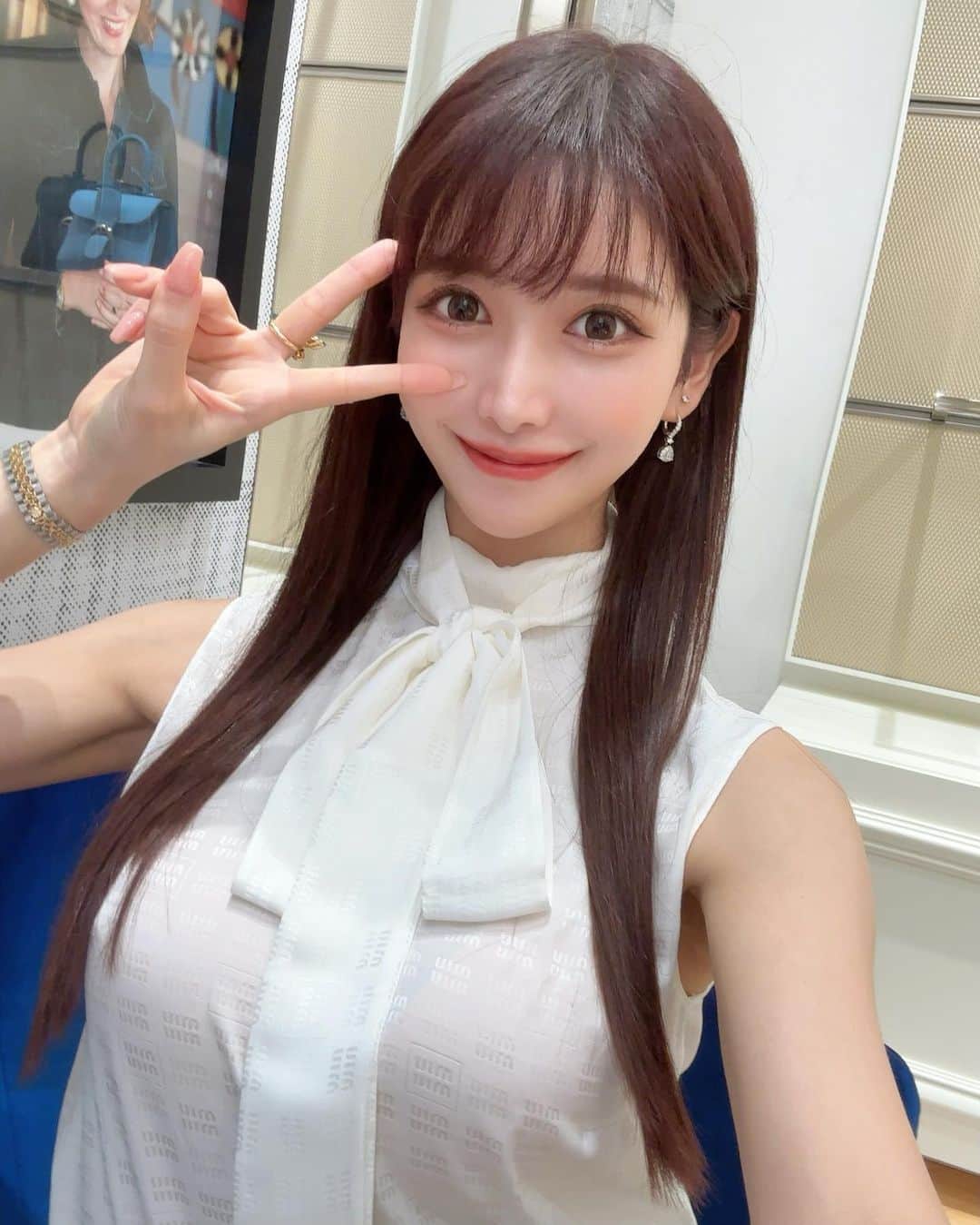 のインスタグラム：「. 今週もおつかれさまっ✌🏻🩷 . ここ最近、髪色はずーっと 暗めのピンクブラウンにはまってる🤎🩷 長さも5センチくらい切ってみた👩🏻‍🦰✌🏻 . . #ootd#fashion#fashionstyle#miumiu#delvaux#japan#tokyo#ピンクブラウン」