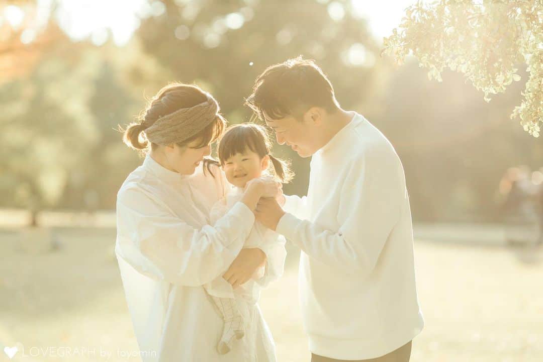 Lovegraph_Kids ラブグラフキッズのインスタグラム：「ㅤㅤㅤこちらは去年の秋のバースデーフォト👪🎂🍂 ㅤㅤㅤ 秋シーズン、優しい光が差し込む夕方の撮影をおすすめしております🪽💫 ㅤㅤㅤ 現在お得な"午後割キャンペーン"も実施中！詳しくは @lovegraph_kids プロフィールURLよりご確認ください🫧 ㅤㅤㅤ ୨୧┈┈┈┈୨୧ ㅤㅤㅤ Lovegraphは出張撮影サービスです📸お誕生日や七五三、日常フォトなどさまざまなシーンをプロのカメラマンが撮影いたします☺️ ㅤㅤㅤ 撮影プランや料金詳細は @lovegraph_kids のプロフィールURLをご確認ください🌼 ㅤㅤㅤ ୨୧┈┈┈┈୨୧ ㅤㅤㅤ #ラブグラフ #Lovegraph #幸せな瞬間をもっと世界に #出張カメラマン #誕生日フォト #1歳バースデー #1歳誕生日」