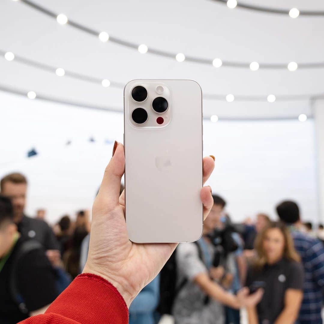 市川渚のインスタグラム：「  さてさて、2019年に伺った以来のApple新製品発表会の取材から帰国しました。発表会はほんの2、3日前だったのに、もうずいぶん長い時間が経った気がしてしまう。そして、今日は21時からiPhone 15シリーズの予約がはじまりますぞ。 ⁡ 発売自体は22日なので、発売日以降に「ストアで実機触ってから買う」でも良いと思います。でも今回のiPhone 15シリーズは触ると欲しくなっちゃうと思う。たぶん😎  1️⃣ iPhone 15 Pro White Titanium 2️⃣ iPhone 15 Pro White Tinanium / Natural Titanium 3️⃣ iPhone 15 Pro Natural Titanium 4️⃣ iPhone 15 Pro / 15 Pro Max 5️⃣ iPhone 15 / 15 Plus 6️⃣ iPhone 15 / 15 Plus Black ⁡ 発表会会場のハンズオンで実際に触ってきましたが、鏡面仕上げのステンレススチールに代わり、宇宙産業でも使われるグレードのチタンの鎧を纏うことになった #iPhone15Pro は20gほど軽くなったのが個人的には一番嬉しいトピックだったかも。実際持ってみても明らかに軽くなったと実感できるのと、画面サイズは変わらないのに本体サイズは僅かに小さくなりエッジが絶妙な曲線になったことで、手馴染みがとても良くなった感じがありました。握った感じが優しいというか。 ⁡ iPhone 15 Pro / Pro Maxは4色展開で、中でもARMANIにありそうな暖色系のグレージュのナチュラルチタニウムが本当に素敵なカラーでした。チタン素材になったサイドのブラシ仕上げは、ただのマット加工とは一線を画す上質な質感で、どのカラーも全体にとても上品で大人な印象になっています。 ⁡ ProではないiPhone 15 / 15 Plusも背面ガラス自体に色が付いている特殊なフィニッシュになったそうで、こちらもとても質感が高くなってました。エッジが曲線になったデザインはProシリーズと共通なので持ち心地の柔らかさは同じ感じです。アイシーなブルー、イエロー、グリーン、ピンクが可愛らしい印象なのに対して、ブラックだけソリッドな印象で14 Proのスペースブラックに感じを受けました。 ⁡ Appleの新製品の新色は毎回素敵だな〜と思うのだけれど、私は個人的なポリシー的にホワイト／シルバー系の色を買うと決めてるので（迷う時間が要らないという利点もある）今年もホワイトチタニウムのiPhone 15 Pro 512GBを購入する予定。iPhone 14 Proから512GBを選んだのだけれど、1年使ってもまだ253GB空き容量あるので、512GBで余裕かなと。動画撮る機会が増えるようであれば外部SSD繋げばいいしね。 ⁡ とはいえ、いまだにPro Maxも気になっていて。軽くなって手馴染みがよくなったのでこれまでの「でっか！重！」っていうPro Maxへの印象もだいぶやわらいだのでね。ProにするかPro Maxにするかは予約開始直前まで迷おうと思っています😎 ⁡ iPhone 15シリーズの詳しいレビューは、後日改めてSPUR.JPの連載の方で記事を書くのでお楽しみにです🙏  #Apple#iPhone15#iPhone15Pro#iPhone15ProMax#iPhone15Plus#AppleEvent」