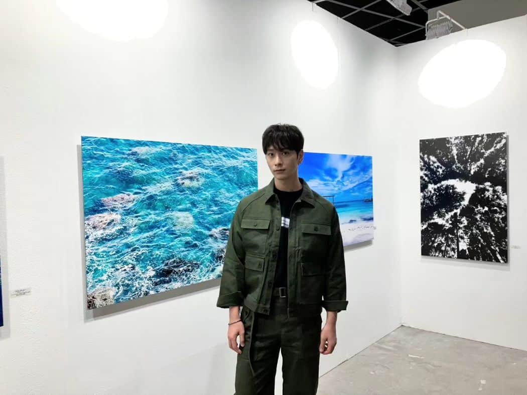 ファン・チャンソンのインスタグラム：「인사동 아트페어 와주셔서 응원해주시고 이쁘게 감상해주신 분들께 감사드립니다^^ 남은 일정도 많은 관심 부탁드립니다🥰」