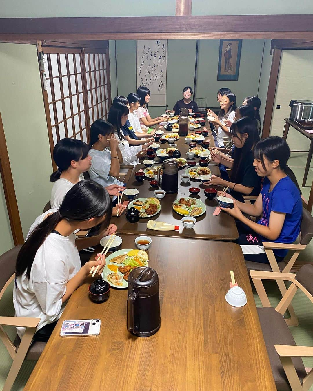 旅館 お多福さんのインスタグラム写真 - (旅館 お多福Instagram)「楽しそうに食べてますねー😋 さあ、たくさん召し上がれー❤️ #岡山 #津山 #okayama #tsuyama #旅館 #鍋 #雉鍋 #キジ鍋 #ケンケン鍋 #そずり鍋 #黒豚しゃぶしゃぶ #出汁しゃぶ #お多福 #旅館お多福 #旅館合宿 #スポーツ合宿 #岡山合宿 #城下町 #津山城 #城下の宿」9月15日 18時35分 - ryokan_otafuku