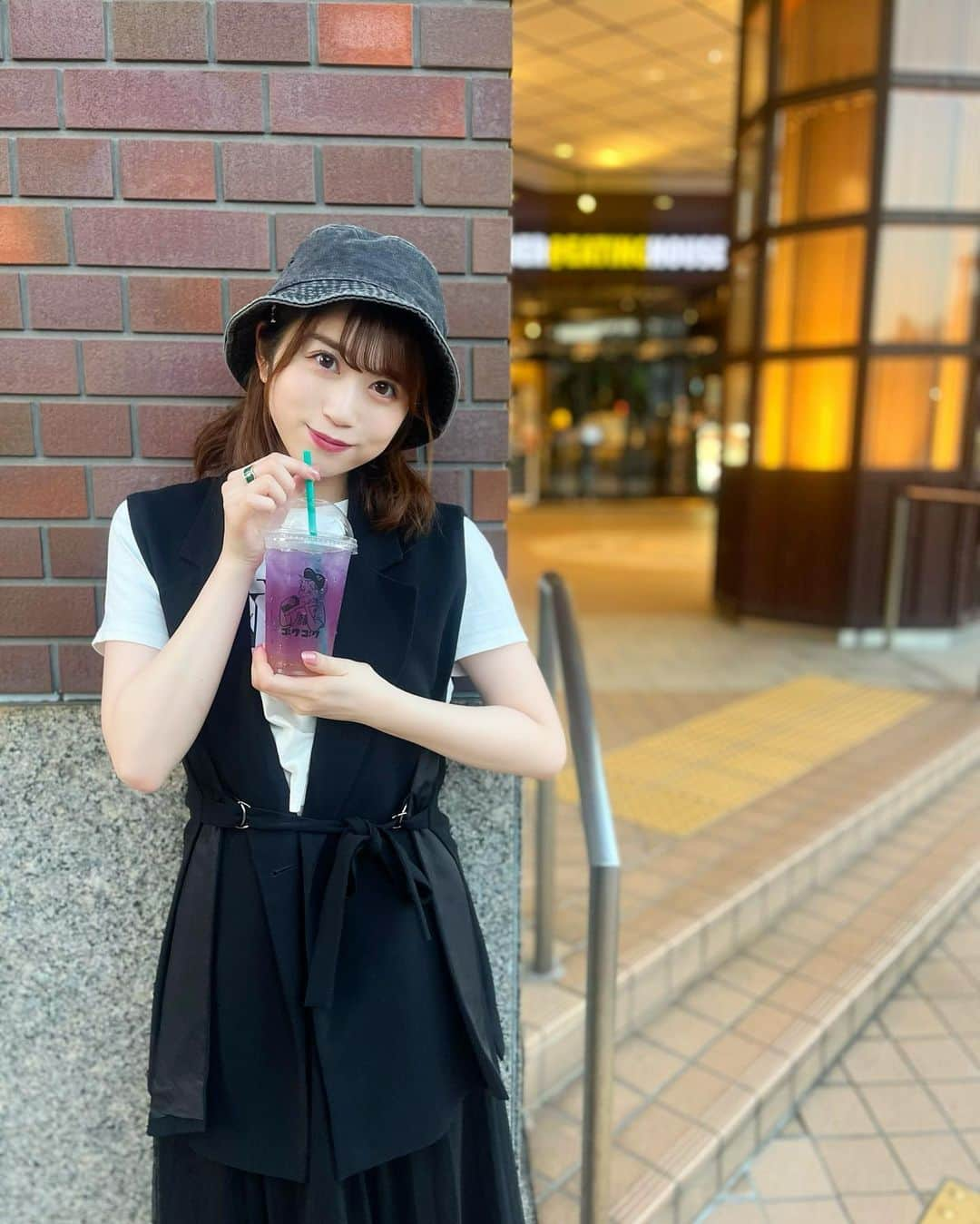 有川結女さんのインスタグラム写真 - (有川結女Instagram)「モノトーンコーデ🖤 久しぶりにバケハも被った☺︎ 秋はたくさん帽子被りたい気持ち🫧  #fashion #fashionista #code #モノトーンコーデ #黒コーデ #お洒落さんと繋がりたい #カジュアルコーデ #カメラ #ポートレート #ゴクゴク」9月15日 18時35分 - yume_arikawa0804