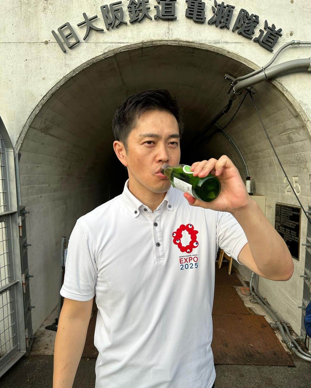 吉村洋文のインスタグラム：「柏原市の冨宅市長からもらった柏原産「亀の甲羅」(カメノコーラ、コーラ味)。」