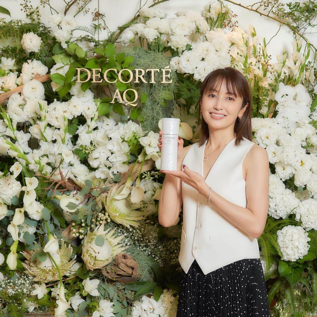 矢田亜希子のインスタグラム：「長年愛用しているコスメデコルテの最高級ライン「AQ」がリニューアルしたということで新製品体験会に行ってきました！ 幸福感と美肌の関係をサイエンスで証明しているコスメデコルテのAQ、、、流石です。凄いです！潤ってハリ、弾力のある肌に導いてくれる "ツヤ出し先行乳液” 今からスキンケアするのが楽しみです💕 金香木の香りで幸せな気分になります🫶  @decorte_official #DECORTEAQ #コスメデコルテ #ツヤ出し先行乳液 #幸せシグナル美容 #PR」
