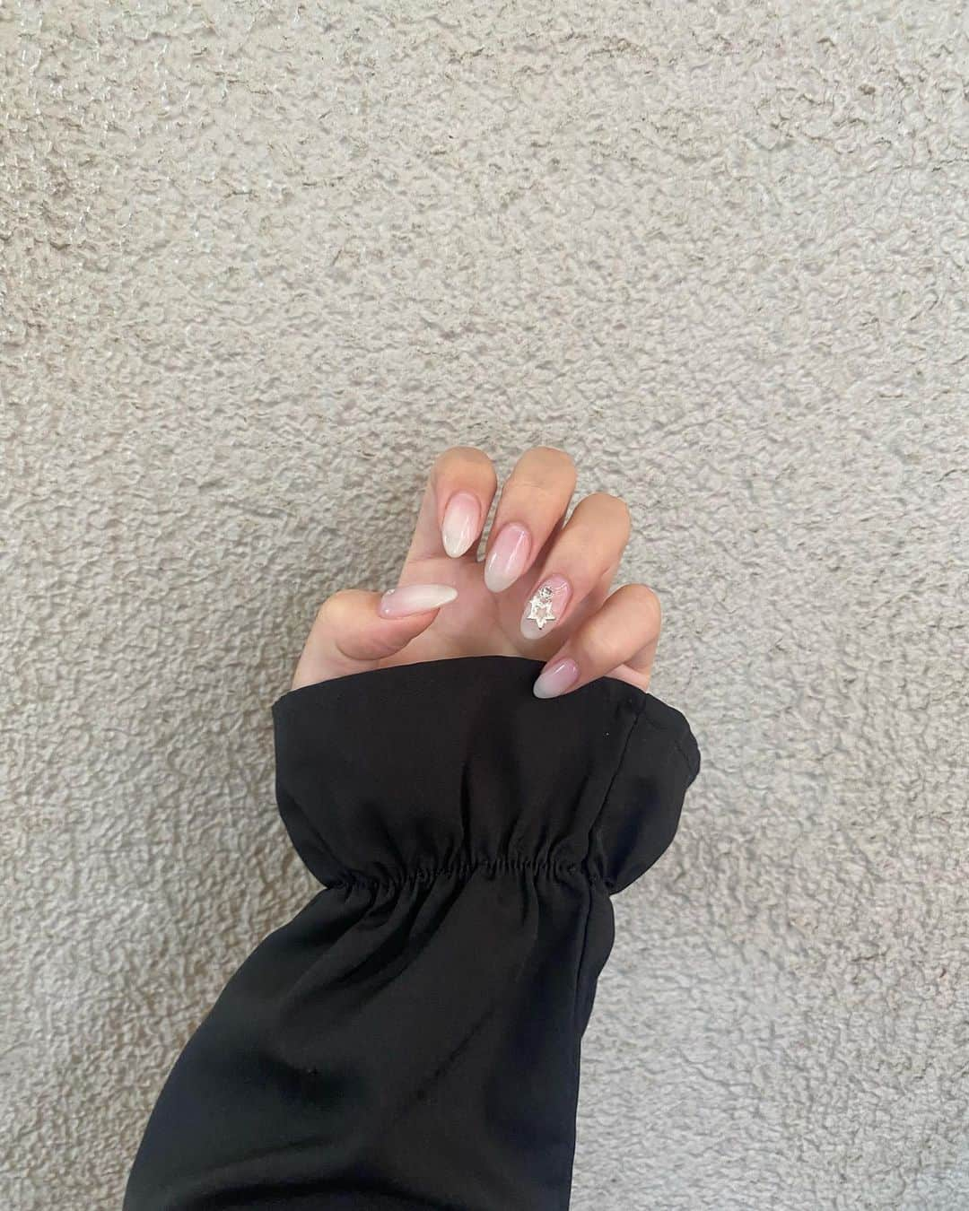 桐原美月のインスタグラム：「. ⁡ new nail ✩.*˚ ⁡ ⁡ ⁡ ⁡ ⁡ ＿＿＿＿＿＿＿＿＿＿＿＿＿＿＿＿＿＿＿＿＿＿ ⁡ #韓国ネイル #네일디자인 #젤네일  #귀여운네일 #그라데이션네일 #乳白色ネイル #シンプルネイル」