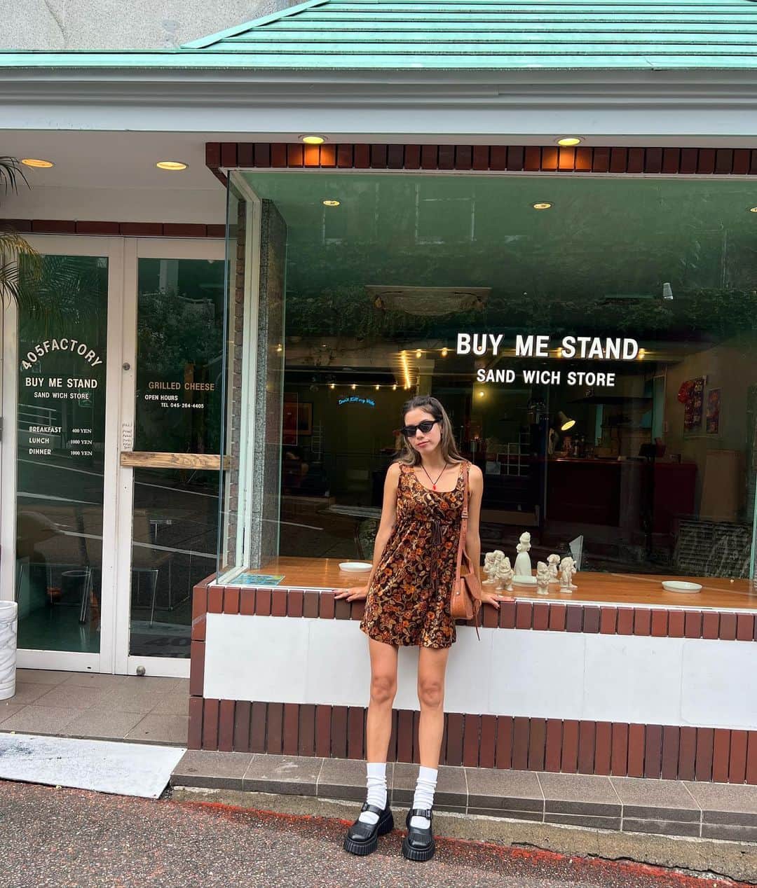 Rika Vanessaのインスタグラム：「久しぶりにだいすきな @buy_me_stand_motomachi へ🥪🍴🥤💕  お店も素敵でとっても美味しいの！🥹✨  破格で見つけた古着のワンピースが 可愛くて嬉しい☺️🛍️  ネイルは @32hills_fujisawa 💅🏽 年間のほとんどがこの色だと 思うけど1番テンション上がる😂」
