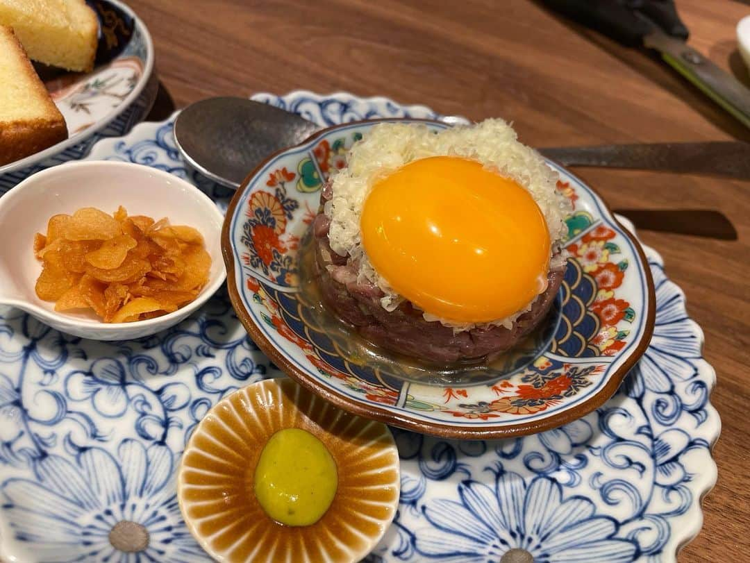 松浦麻里奈のインスタグラム：「食べて飲める焼肉屋　恵比寿に 新しく出来た焼肉ニュートミーへ😘👍 ネオンがキラっとしたワイワイ楽しめるれる 雰囲気の店内で、カウンターとテーブル席があり🙌  店長さんが色々お店のことや、 お料理のこだわりなど説明してくれるよ👌 肉の部位や種類によってタレも変えていて 色々な味が楽しめるのも良き！ 牛鶏豚羊の色々な肉が楽しめるのが特徴😋 メニューも色々変えていくそうな🙌  タレも自家製だし、お肉も脂っこくなくて サラッと食べれちゃう✨ 一番好きな鶏もぷりってしてて酢醤油にあう🌷  1枚目は和牛塩ユッケ🙌 いいおつまみになる〜！パンにのっけて食べる👌 三枚目は和牛トロたくも美味しい！！！ 甘辛タレで味付けされた低温調理の和牛に 刻んだたくわんと黄身と混ぜて海苔に 薬味と酢飯を巻いて食べるスタイルが斬新💪  ご飯物が、意外とボリューミーでお腹いっぱいになる！ 見た目のインパクトすごいけど、 スパイスの香りもよく立って食べ進むほどに癖になるカレー🍛  他にも鶏そば、冷麺、辛そうなカレーなどなど😁  PR @ebisuyakiniku_newtommy #渋谷肉 #恵比寿グルメ #恵比寿ディナー #恵比寿飲み #恵比寿焼肉 #渋谷焼肉 #酒と焼肉ニュートミー」