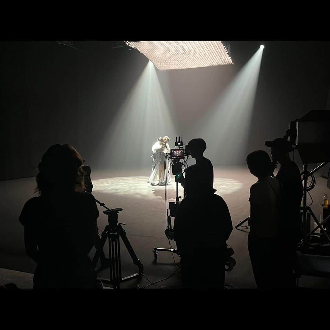 山本美月さんのインスタグラム写真 - (山本美月Instagram)「⋆⸜☾⸝‍⋆  ディーン・フジオカさんの 『Stars of the Lid』 という曲のMVに出演しております！  久しぶりにお会いできて、楽しい撮影でした♪ MVの撮影自体もものすごく久しぶりで新鮮でした!!  懐かしい作品を思い出す方もいるのでは…(^^)  是非ご覧ください★」9月15日 18時46分 - mizuki_yamamoto_official