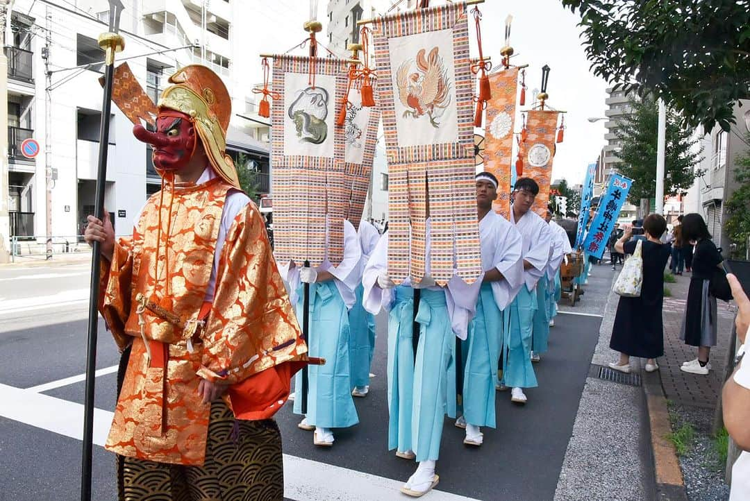 墨田区さんのインスタグラム写真 - (墨田区Instagram)「🏮五年に一度✨牛嶋神社大祭🐮で大賑わい👪  5年に一度の大祭(本祭り) が、御鎮座1165年大祭として、9月15日(金)･16日(土)に神幸祭、 17日(日)には氏子各町大神輿による連合宮入渡御(とぎょ)が盛大に執り行われます🎉🏮  大祭では、牛が曳く鳳輦(牛車)を中心に手古舞(てこまい)、稚児(ちのみご)などが加わった古式ゆかしい行列が、広大な氏子エリアを全行程約35キロメートルにわたって巡行される神幸祭を2日間実施🪈神幸祭2日目の夕方には「東京スカイツリーソラマチひろば」で「世界平和祈願祭」が執り行わる予定です😌  最終日には、名工の巧みな技術が活きた区内の約50基の大神輿が3組に分かれて集結🎆牛嶋神社へ向かって連合神輿宮入が盛大に行われ、祭りは最高潮を迎えるでしょう⛩️🌅  5年に一度の大祭をぜひ経験してみては？  牛嶋神社 御鎮座千百六十五年大祭 〈開催日程〉 9月14日(木)：祭礼式典、敬老長寿祈願祭／奉祝祭・遷霊祭 9月15日(金)：鳳輦神幸祭 (初日) 9月16日(土)：鳳輦神幸祭 (二日目)／世界平和祈願祭 9月17日(日)：大神輿 連合宮入渡御  #墨田区 #すみだ #sumida #東京 #tokyo #わたしのすみだ自慢 #これもすみだのシティプロモーション #牛嶋神社大祭 #伝統と文化 #地域の結びつき #手古舞 #稚児 #お祭り #五年に一度 #牛 #向嶋墨堤組合 #行列 #言問通り #見番通り」9月15日 18時47分 - sumida_official