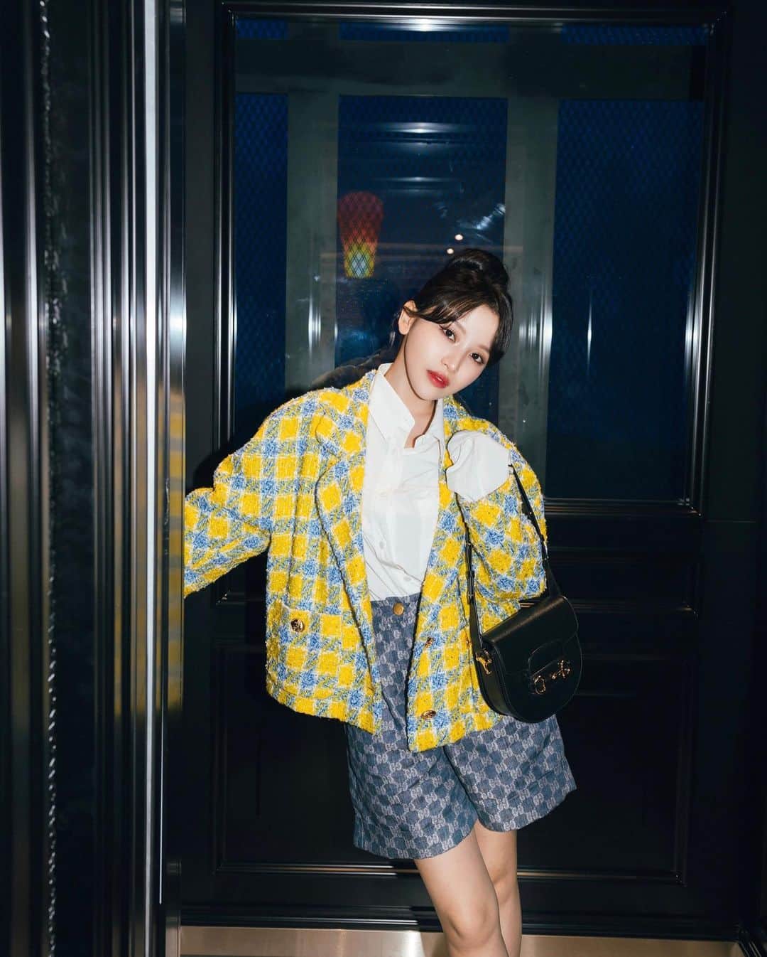 蔡瑞雪（Ruixue Tsai）のインスタグラム：「GUCCI 101 旗艦店終於開幕🫧 店內真的絕美 款式也很齊全 推薦大家店裡來逛逛～ 開幕派對主題是復古風🕺🥂 彷彿踏入時空隧道來到80年代 搭配的包款是Gucci 1955 Horsebit馬鞍包 真的小巧可愛🤍😉  @gucci #gucci」