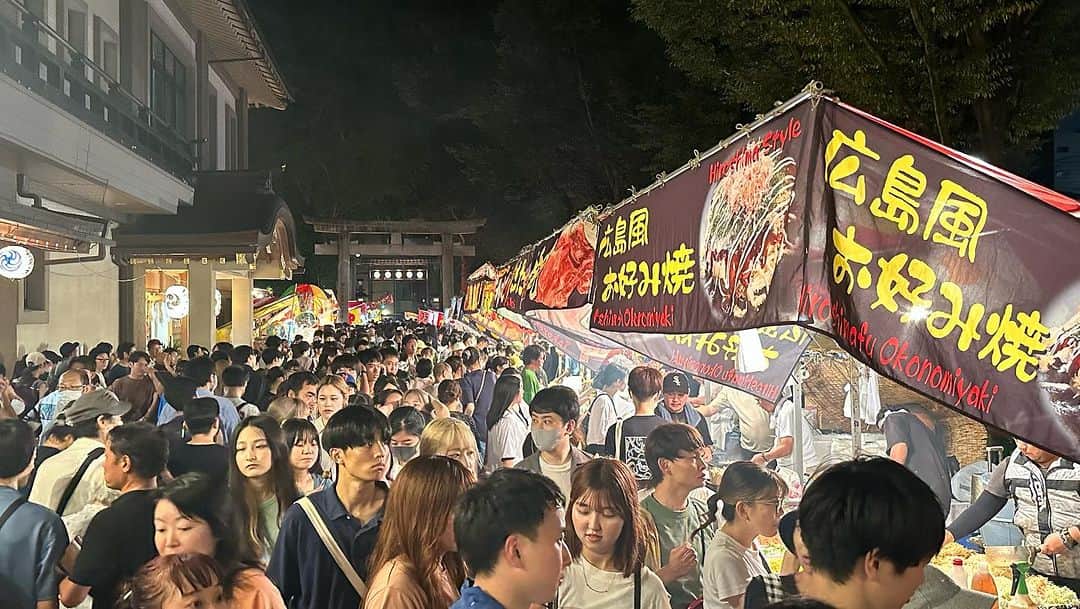 島津健太郎さんのインスタグラム写真 - (島津健太郎Instagram)「やっぱりお祭りって良いねー！ 大人4人乗れる大太鼓は迫力あった！ 宮入り、ちゃんと見たかったけど人が多過ぎて見えなかった。 数年振りのお祭りで地元の方々は気合い入ってただろうな。 ありがとうございました！  #祭り #祭 #御神輿 #御神輿担ぎ #御神輿わっしょい #太鼓 #大人4人乗れる #大太鼓 #宮入り #屋台 #お好み焼き #広島風お好み焼き」9月15日 18時51分 - k_super_xtreme