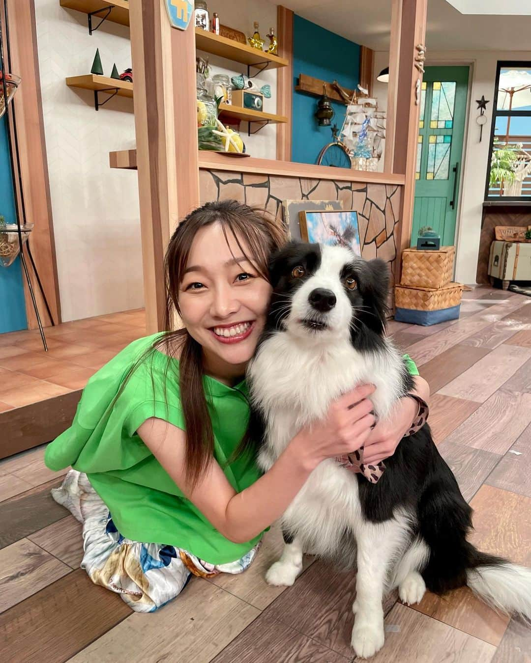 須田亜香里さんのインスタグラム写真 - (須田亜香里Instagram)「写真をスライドすると走り出すよ🐾💓  今日はスロイジ最後の出演でした🥹 ほぼ毎月出演させていただいて、今日で18回目だったみたいです。 どの曜日にお邪魔しても本当に楽しくて、アットホームで、大阪にも居場所ができたみたいでいつも嬉しかった☺️ なんでいつもあんなに肩の力を抜いて平気で素で喋れたんだろう…って不思議です。 今日も平気でアホなことばっかり言ってたけど、見取り図さんが楽しくしてくれて、笑い声が絶えなくて、安心して楽しんでいました🥹 素敵なスタッフの皆様や、出演者の皆様、そして大好きなテス🐾 またどこかでご一緒できるよう！精一杯頑張ります❤️ ありがとうございましたー！ @0150slow_easy_routine  #スロイジ #大好き #ありがとうございました  #須田亜香里衣装 #余談ですが #ずっと買おうか悩んでる靴 #やっぱ履きやすい #色もソールの厚さも種類豊富すぎて決められない」9月15日 18時52分 - akarisuda