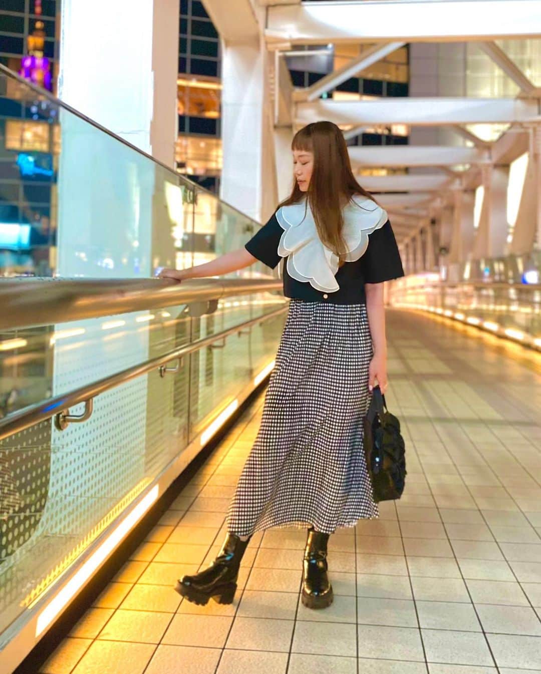 濱内奈々子のインスタグラム：「ALL @girlssociety_official 🖤 花びらみたいな襟が可愛い半袖ジャケット♡カーディガンはまだ暑すぎるけど、なにか羽織りたくなる今の気候にちょうどよい♡ #nanakoootd」