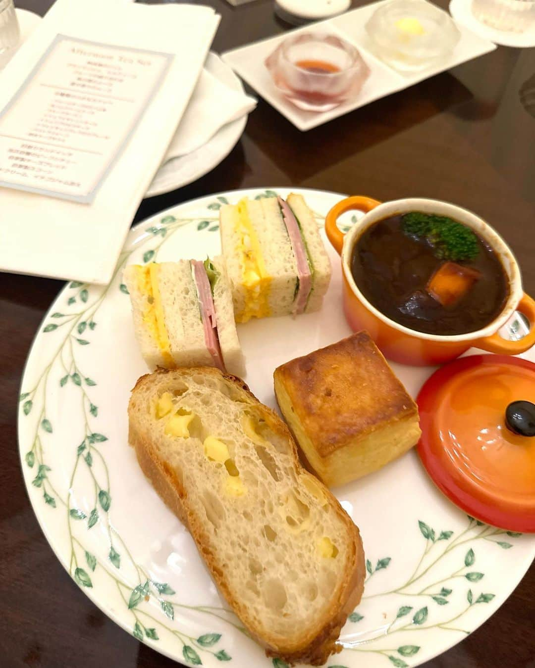 桑原茉萌さんのインスタグラム写真 - (桑原茉萌Instagram)「りょーちゃんと女子会☕️🫖🍰🌿  積もる話を語りまくりました！ #バチェラー を通して出逢って、大人になってから友達が出来ることってなかなかないからこそ今後もずっと大切にしていきたい友達🌹✨  今日も太陽みたいにキラキラした笑顔に沢山癒されました🙏❣️ 次はサウナで内側からデトックスしようねっ🌈✨  #アフタヌーンティー #afternoontea #銀座カフェ #バチェラー4 #女子会 #fyp」9月15日 18時54分 - cindystory__