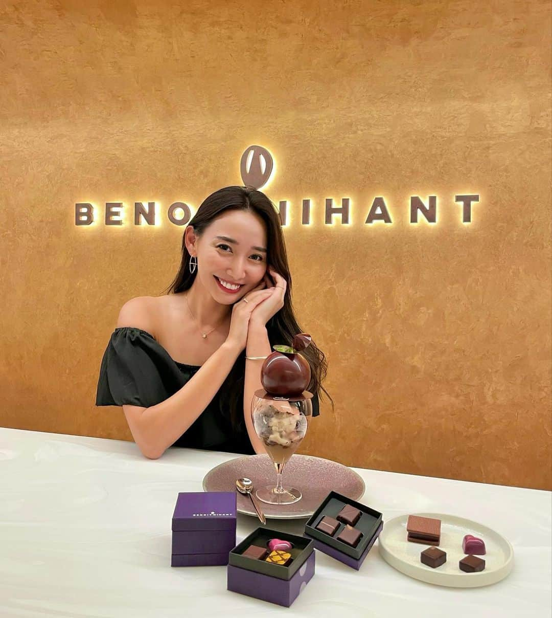 李 雨瀟のインスタグラム：「明日9/16からオープンする BENOIT NIHANT のプレミアム試食会へ✨ . 1階は物販で地下1階は予約制のカフェ。 今回ここでしか食べれない日本限定のパフェを頂きました🥰 . 多分ネットで調べても出て来ないのでは？ カカオ由来の素材を丸ごとしっかり味わえる目でも舌でも楽しめるパフェでした🤍 . 今回初めての旗艦店だそうで 銀座三越の横という素敵な立地。 . タブレットチョコレート、ボンボンの他、日本限定の焼き菓子やチョコレート菓子、洋生菓子などなど自分へのご褒美にはもちろん、手土産にも喜ばれそう〜🥰 いつも三越の地下でよく手土産買ってるんだけど、次はここに買いにこよっと🙈 @benoitnihant_japan . #ブノワニアン #ブノワニアン銀座 #パフェ #benoitnihant #benoitnihantginza #銀座パフェ #銀座お茶 #チョコ #チョコレート #チョコレート専門店  #銀座 #銀座カフェ」