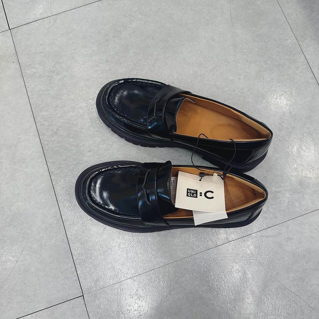 のインスタグラム：「. @uniqlo_jp  UNIQLO C めちゃくちゃ可愛かったのがローファー！ これ皆んな試着してた♡  レースアップブーツの履きやすさは保証済みやで🫶  ローファーはいつものサイズでジャストでした！  #uniqlo #uniqloc #uniqloコーデ #ユニクロ #ユニクロシー #コンフィールタッチローファー #pr」
