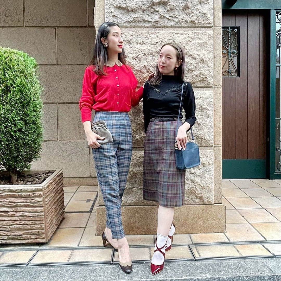 のインスタグラム：「🍂Weekend New Arrival🍂  Two friends = one heart!!  ◽︎50s-60s check pantrs:new! ◽︎50s-60s cotton check straight skirt:sold ◽︎40s-50s Black knit :new!  styling:wakaba,sally  ┈┈┈┈┈┈┈┈┈┈┈┈┈┈┈┈┈ 【NUTTY通販について】 ⚫︎SNS掲載商品は通販可能です。お気軽にDMにてお問い合わせ下さい。 ⚫︎＜ONLINE STORE＞http://nutty.theshop.jp/ （プロフィールページURLよりアクセス出来ます） ┈┈┈┈┈┈┈┈┈┈┈┈┈┈┈┈┈  #nuttyvintage#vintage #vintagefashion#南堀江#古着#1940s#1950s#1960s#1970s #1980s #80s #ヴィンテージ#1940sfashion#1940sstyle #1960sfashion#1960sblouse #1950sslacks ##costumejewelry#collectivejewelry#earlyplastic#ootd #vintageootd」