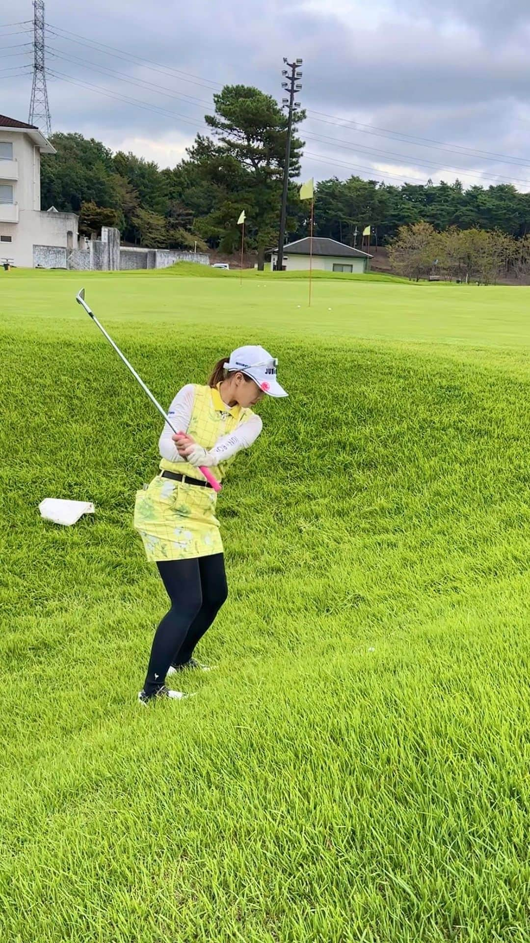 笹原優美のインスタグラム：「☆ ラウンド後の練習⛳️ アプローチ楽しすぎていつまでもできる☺️笑 #芝遊び  父親に、難しいところにボール置いて！ ってお願いして練習してました🙏  どこからでも寄せる🫶🏻  アプローチ大好きなので 誰よりも楽しんで寄せます😎🌸 ☁️ ☁️ #ゴルフ#golf#高尔夫#高爾夫 #アプローチ#アプローチ練習#ショートゲーム #ゴルフ練習#ゴルフレッスン#ゴルフスイング #ゴルフ上手くなりたい#ゴルフ大好き #ゴルフ好きな人と繋がりたい  #ゴルフ女子#ゴルフ男子」