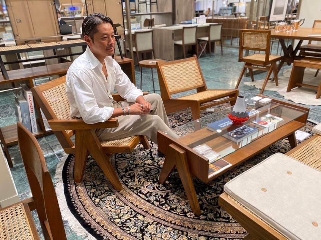 高田朋佳さんのインスタグラム写真 - (高田朋佳Instagram)「「Pierre Jeanneret」 WEARLNESSで運営しているサロンでも使わせて頂いているジャンヌレの家具たち。  9月27日(火)まで日本橋三越本店、本館5階でPOP UP開催中です。 リプロダクト( @pierre.jeanneret_tokyo の鈴木さんはあえて復刻と呼んでいて、この理由が僕は大好き)とオリジナルのビンテージが勢揃いしています。 時代を超えた美しいプロダクトとその温かみのある表情は唯一無二。  是非足を運んでみて下さい。  @mitsukoshi_nihombashi  #pierrejeanneret #pieerejeannerettokyo #salondewearlness #wearlness」9月15日 18時57分 - tomoyoshi_takada