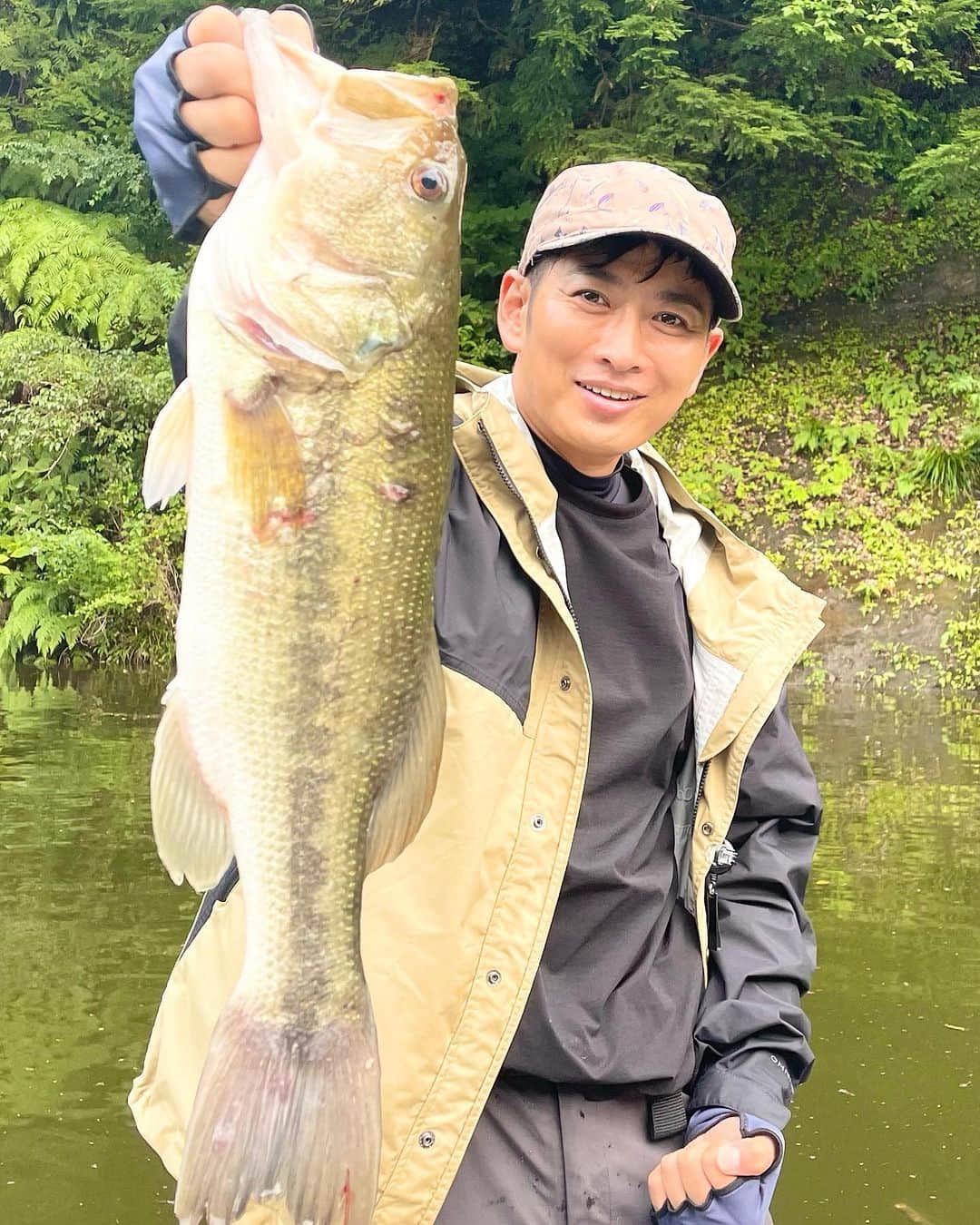 松田悟志のインスタグラム：「久しぶりに大きなバスが釣れました😊✨ ボートハウスのすぐ近くでラスト一投での５１センチ✨ 最高な釣りになりました✨✨✨  #バス釣り」