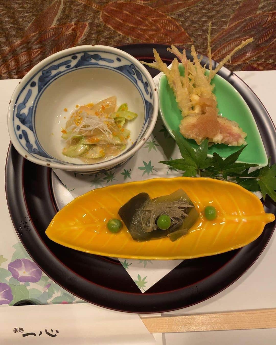 newotani_osakaのインスタグラム：「【 旬の日本料理で秋を感じる 】～おすすめ「松茸会席」は9/30まで🍄～  食欲の秋！美味しい食材がたくさん出回る、嬉しいシーズンとなりました。 皆さま、この秋に食べたいものは何ですか？  旬のフルーツ🍇やスイーツ🌰もいいですが、 本格的な日本料理で、”秋”を感じてみるのもいいですね🍁  本日は、春夏秋冬、芳醇な旬のよろこびを皆さまのお席にお届けする【季処 一心】をご紹介します。 ご利用いただいたお客様の美味しそうな写真・動画とともにご覧ください。  ＝＝＝ 📷 @hideto_motooka さま  季処　一心⭐︎  ニューオータニ大阪にある割烹 みなづきコース🐟✨ 全て美味しかったのですが、 個人的にはグラタンが😋w  テーブル個室の雰囲気も良く ゆっくりと食事ができました◎ また行きたいお店ですな😊 ご馳走様でした✨  💬ご利用ありがとうございます。 コース料理をごゆっくりとお愉しみいただけたようで 私たちも嬉しい限りです。 またのお越しをお待ちしております。 ＝＝＝  細やかな日本情緒を込めた四季折々の旬の味わいや日本各地から吟味して集めた銘酒を、料理人自慢の包丁さばきとともにお愉しみいただけます🔪  ＼季節のおすすめ🍄／  【松茸会席】（9/30まで）  🍚メニュー 釜炊きご飯をはじめ、土瓶蒸しやかき揚げなど、松茸尽くしの会席。 秋に二度目の旬を迎える鱧や和牛など、厳選した食材でご用意いたします。  盛りだくさんのメニューの一部をご紹介します。  ・先付け（焼き松茸と菊菜のお浸し、生雲丹と湯葉の鼈甲餡掛けなど） ・温物（松茸土瓶蒸し、鯛、車海老など） ・刺身（本日のお造り盛り合わせなど） ・焼物（真名鰹西京焼き、松茸の搔き揚げなど） ・煮物（鱧と松茸の柳川など） ・進肴（黒毛和牛リブロースと松茸のすき焼き温玉添えなど） ・御飯（松茸の釜炊きご飯） ・留椀（本日の味噌汁） ・水菓子（季節の果物クープ仕立てとミルクジェラート）  ⏲時間：ディナー　17：00～21：00（LO 20：30） ※月曜定休  👛料金：1名さま ￥24,000　サービス料別  📅ご予約：3日前までにご予約ください  ーー  9/18（月･祝）は「敬老の日」。 ご家族との集まりやお祝い事などにもおすすめです。 旬の日本料理をぜひご堪能ください🥢  🔍詳しい情報・ご予約は、 @newotani_osaka プロフィールリンク ホテル公式WEBサイトより、「レストラン&バー」⇒「季処 一心」へお進みください。  #ホテルニューオータニ大阪 #ニューオータニ大阪 #大阪城公園 #大阪城 #大阪市中央区 #大阪ホテル #hotelnewoaniosaka #osakacastlepark #季処一心 #季処 #一心 #日本料理 #日本料理店 #大阪日本料理 #大阪和食 #和食大阪 #会席料理 #大阪会席料理 #割烹 #割烹料理 #大阪割烹 #顔合わせプラン #お食い初めプラン #個室日本料理 #本格日本料理 #本格和食 #大阪ホテルディナー #大阪ホテルランチ」