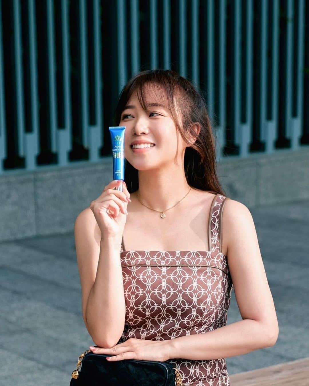 鄭茵聲のインスタグラム：「喜歡接觸大自然的我 把握夏天的尾聲 出外走走  但最近這樣也會常接觸髒空氣 又常熬夜 尤其生理期  我會就不定時冒一些痘痘😣  這時候我就會使用 由安美諾聯合台酒生技研發的 #美無痕抗痘修復凝膠 內含獨特的成分 #啤酒花 能溫和調理 水楊酸有效抗痘 並代謝老廢角質 還能修護毛孔改善肌膚不適 並光滑肌膚  預防、改善痘痘問題  我習慣洗臉完 上完化妝水後在痘痘的地方點上凝膠 不管是成人痘、壓力痘、生理痘、青春痘、愛吃痘 他都能溫和代謝、安撫舒緩肌膚、提升保護力 並且有專業皮膚科醫生推薦 還有衛福部-特殊用途化妝品許可證以及歐盟有機成分認證 不只有效還能放心使用  有美無痕抗痘修復凝膠 讓我可以常常保持好狀態拍美照分享給大家 敬請期待💗 https://amiino.vip/y7prI  #安美諾  #美無痕抗痘修復凝膠 @amiino_taiwan」