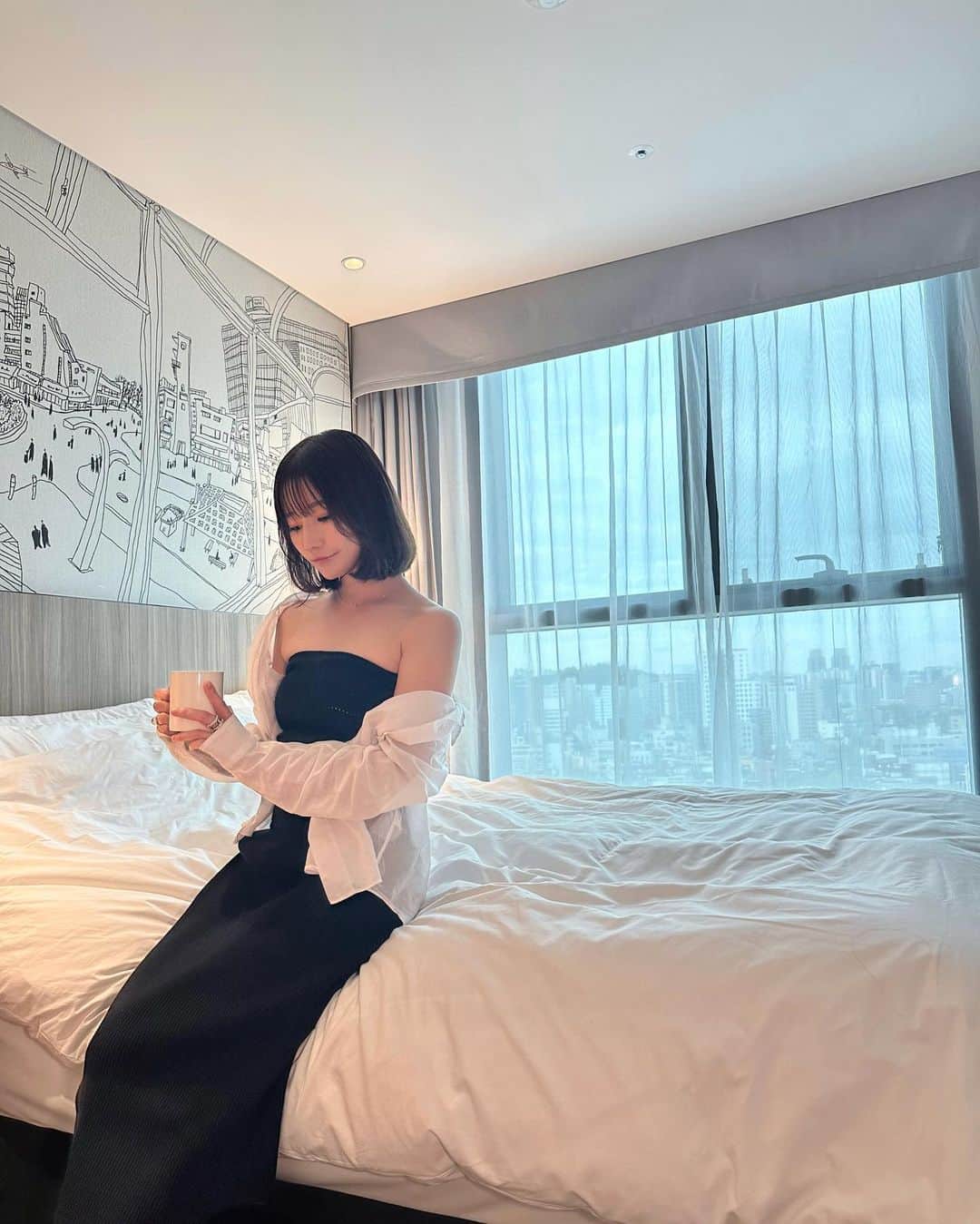のインスタグラム：「遅めの夏休みを頂いたので、 1泊2日の弾丸韓国旅行へ🫶 ⁡ 大学生の頃はしょっちゅう行ってたけど、 久しぶりに行って改めて好きな国になりました🇰🇷 ⁡ 時間がない分、韓国料理も美容も買い物もぜーーーんぶ堪能して気づいたら朝まで買い物してた🥱🛒🤍今回は弘大と江南と東大門に行きました🚶‍♀️1泊にしてはだいぶ充実してた🥹✨✨ ⁡ ホテルは弘大にある @hiex_seoulhongdae で 駅直結で移動に便利だし、おしゃれでホスピタリティも素晴らしかったよ✨ インテリアもおしゃれで好みだったのでまた泊まりたい🤍 ⁡ あと韓国とは関係ないけど、UNIQLO @uniqlo_jp とmame kurogouchi @mamekurogouchi のコラボニットセットアップ、 シルエットが綺麗なのに動きやすくておすすめ🖤 ⁡ 韓国月一で行けたら最高だなぁ😩 学んだことは大きいキャリーケースで行くこと🤣🤣🤣！(爆買い対策)そして写真が載せきれないので分けて載せます🥹 ⁡ 次回の参考の為にみんなの韓国のおすすめスポットも教えて〜〜🇰🇷🫶✨  #한국 #韓国 #韓国旅行  #弘大 #東大門 #江南」