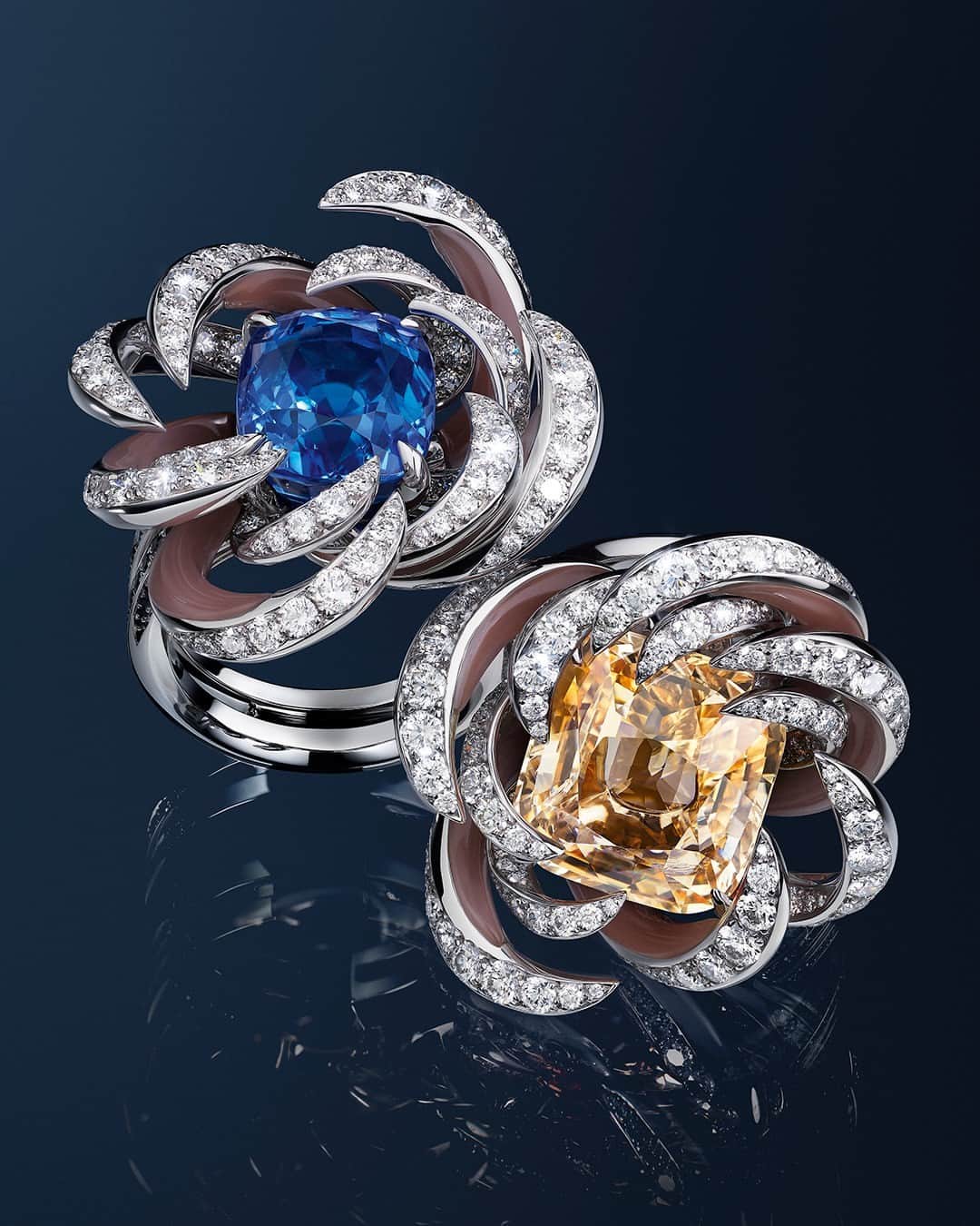 Chaumetさんのインスタグラム写真 - (ChaumetInstagram)「Brightening up autumn with their cheerful hues, discover our Chrysanthemum High Jewellery rings from Le Jardin de Chaumet. The flower’s curlicues animate the two jewels, one featuring a blue sapphire of 12.17 carats, the second an orange-tipped, golden yellow sapphire weighing over 15 carats. ⁣ #Chaumet #LeJardindeChaumet #ChaumetHighJewellery」9月15日 19時00分 - chaumetofficial