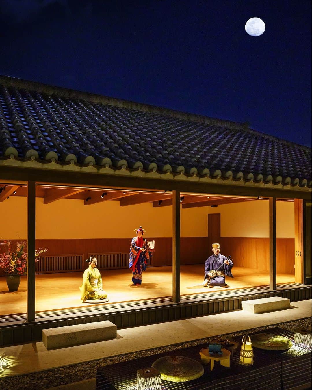 星野リゾートのインスタグラム：「【秋の夜長を優雅に過ごす「琉球秋夜の調」】 📍星のや沖縄 - HOSHINOYA Okinawa  星のや沖縄内の「道場」とその庭を貸し切りにしたプライベートな空間で、月明りの下、ユネスコ無形文化遺産の宮廷芸能「組踊」を鑑賞します。  組踊は、琉球王朝時代に中国皇帝の使者をもてなす儀式「重陽の宴」で初めて披露された、琉球文化を代表する伝統芸能。その歴史に倣って旧暦9月9日頃の月明かりが美しい期間に開催します。  心地よい海風を感じながら、甘味や泡盛とともに優雅で特別な時間をお過ごしください。  #HoshinoResorts #星野リゾート #hoshinoya #星のや #リゾートホテル #ご褒美旅行 #hoshinoyaOkinawa #星のや沖縄 #沖縄ホテル #沖縄リゾート #沖縄旅行 #okinawatrip #okinawaresort #オーシャンビュー #組踊」