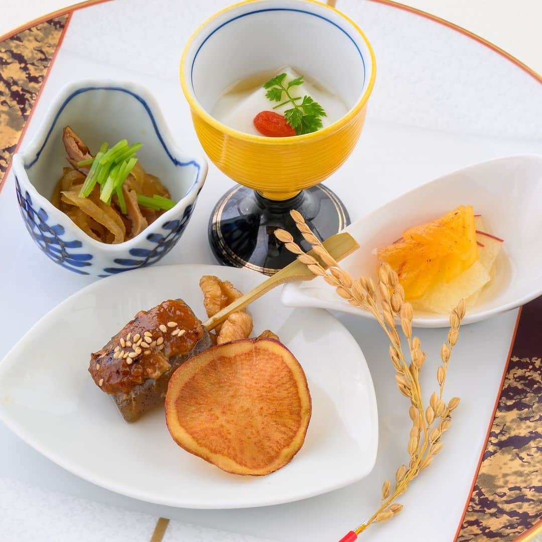 ホテル日航アリビラ 公式Instagramさんのインスタグラム写真 - (ホテル日航アリビラ 公式InstagramInstagram)「. ＼日本料理・琉球料理のヴィーガン会席🍱✨／   和と琉球が織りなす厳選された“島のめぐみ”を堪能できる日本料理・琉球料理レストラン「佐和」で、このたびヴィーガンやベジタリアンのお客様にも安心して召し上がっていただける会席料理をご用意しました。  沖縄の食材を活かしながら和食の美味を追求した料理をお楽しみいただける「佐和」では、御膳や会席などのコース料理から単品メニューまで、季節を感じさせる豊かな沖縄食材が彩る伝統とモダンの“和球”の美食をお届けしています。  新しい「ヴィーガン会席」は、菜食主義の方、健康に配慮される方、信仰上の理由をお持ちの方など、お一人おひとりの大事な食の多様性に配慮したメニュー。ナッツ類や豆乳、てんさい糖、昆布出汁など植物由来の食材や野菜を用いながらも、日本料理ならではの素材の味を活かした技法で作られた「佐和」自慢の“和球”料理の数々をお楽しみいただけます。   ジーマーミ豆腐や湯葉の刺身などの新鮮食材をはじめ、こだわりのソイミートのつくねと野菜たれ焼きや蕪と油揚げの炊き込みご飯など、ボリュームもたっぷり😋  ご利用の際は、事前のご予約をおすすめいたします。   🍱日本料理・琉球料理「佐和」🍱  【提供開始日】2023年9月1日～  【ディナー時間】17:30〜21:30（ラストオーダー 21:00） 【予約】098-989-9021 レストラン予約係  【料金】1名様 8,500円（消費税・サービス料込）  ※各種割引対象 ※全席禁煙 ※ディナー定休日有り   🍽メニュー詳細はこちらからご覧ください🍽  https://www.alivila.co.jp/menu/5776/   #ホテル日航アリビラ #アリビラ #リゾート #沖縄リゾートホテル #アリビラブルー #アリビラ時間 #ニライビーチ #沖縄 #沖縄旅行 #沖縄観光 #沖縄絶景 #女子旅 #沖縄ホテル #オーシャンビューホテル #読谷 #読谷村 #沖縄プール #記念日旅行 #誕生日旅行 #カップル旅行 #夫婦旅行 #ディナー #沖縄料理 #琉球美食 #ヴィーガン #ベジタリアン #会席 #日本料理 #和食」9月15日 19時00分 - hotelnikkoalivila