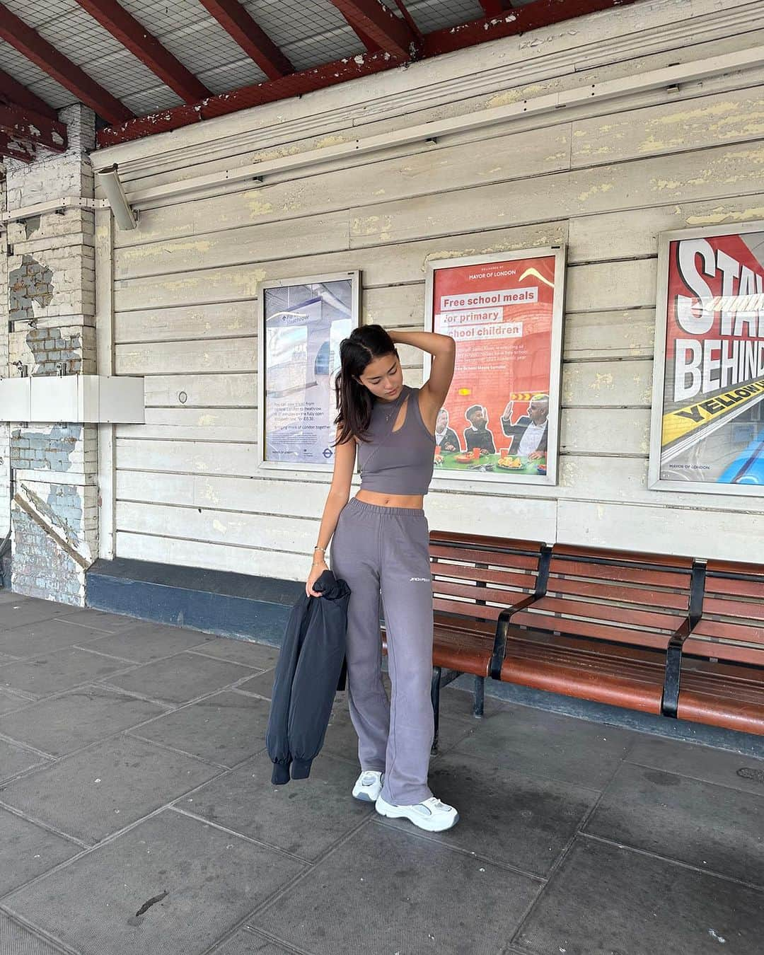 ジャックウィルスさんのインスタグラム写真 - (ジャックウィルスInstagram)「It's giving Commuter chic ✨ 🤌 @elleerasmuss 🚇 ❤️‍🔥 ⠀⠀⠀⠀⠀⠀⠀⠀⠀ Splice Rib Tank 624634 Straight Leg Jogger 671538 ⠀⠀⠀⠀⠀⠀⠀⠀⠀ #JackWills #Classof23」9月15日 19時00分 - jackwills