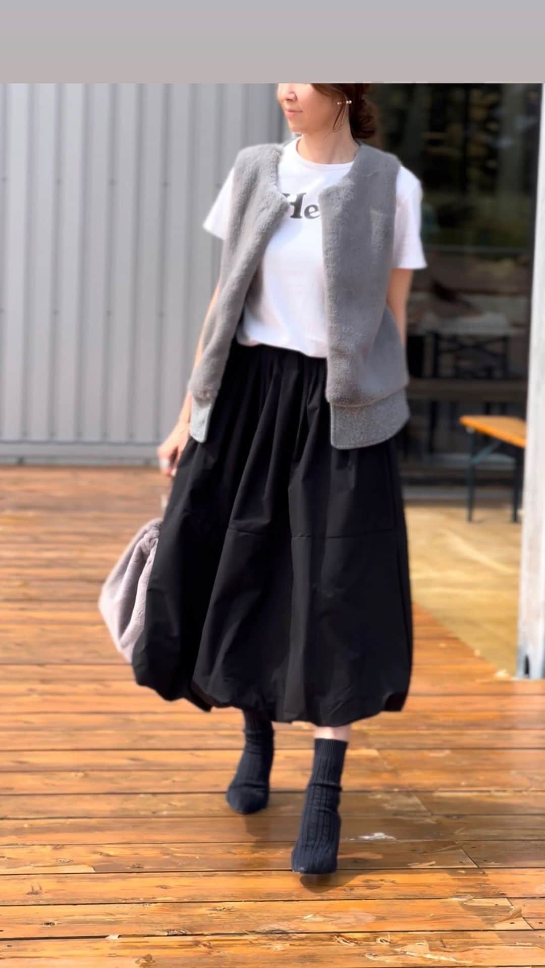 kazumint20のインスタグラム：「ちょっと秋っぽくしたくて Tシャツ＋エコファージレ☺︎。軽いんです☻。 楽天のバルーンスカートも2年目も出番。やっぱり高見え🖤  tshirt  @madisonblue_official  gilet  @day_and_grade  skirt  #rakuten  #reelsinstagram#coordinate#locari#mineby3mootd#gilet#dayandgrade#ファージレ#ファーベスト#デイグレ#バルーンスカート#秋コーデ#大人カジュアル#大人カジュアルきれいめコーデ」