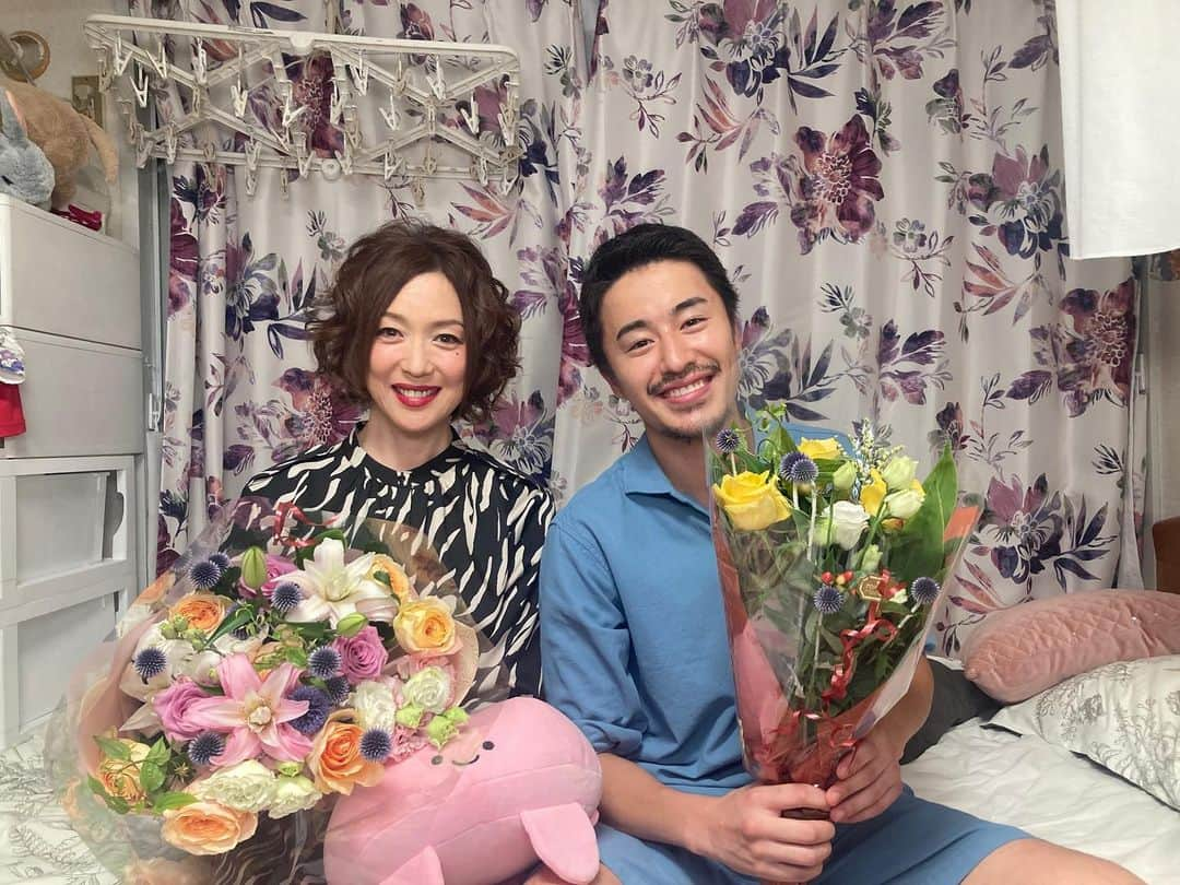 初恋、ざらりさんのインスタグラム写真 - (初恋、ざらりInstagram)「#初恋ざらり 🌸🤍クランクアップ  上戸冬美役 #若村麻由美 さんと 長谷川学役 #富田健太郎 さんの クランクアップ📸  第11話は 今日深夜24時12分から放送です°･🐠  TVerで10話見逃し配信中 今夜放送の11話放送終了前まで ご視聴いただけます🍀*゜」9月15日 19時06分 - tx_koizara