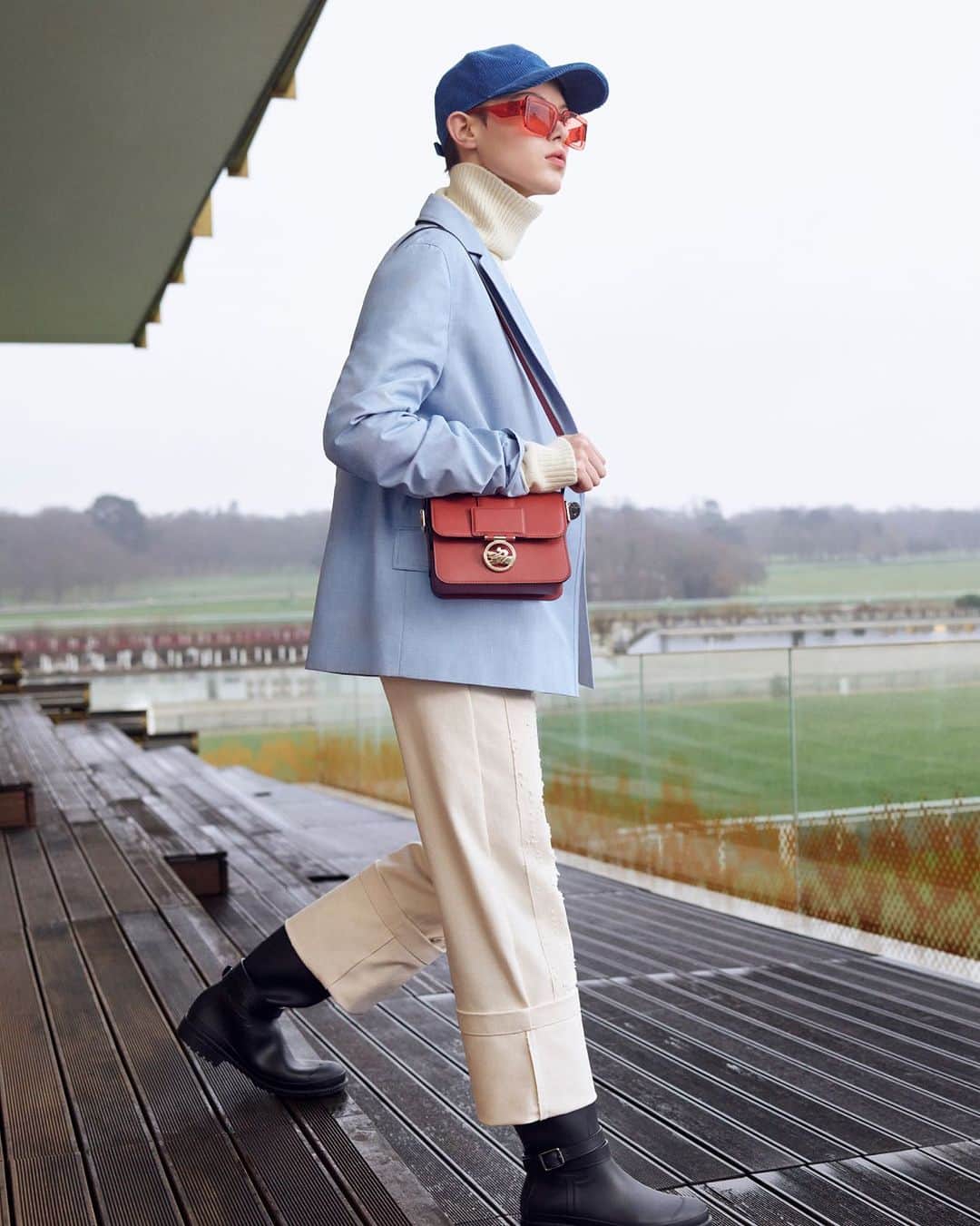 Longchampのインスタグラム：「Impossible to distract.  Collection: #LongchampFW23 Bag: #LongchampBoxTrot Ready-to-wear: @longchamp  Photographer: @guillaumesanner Hair stylist: Pierre Saint-Sever Make-up artist: @helenevasnier Model: @mariebelleworlds  #longchamp #newcollection #backtoschool #longchampgirls #ootd #outfit #horseracing #shoulderbag #frenchy #confident」