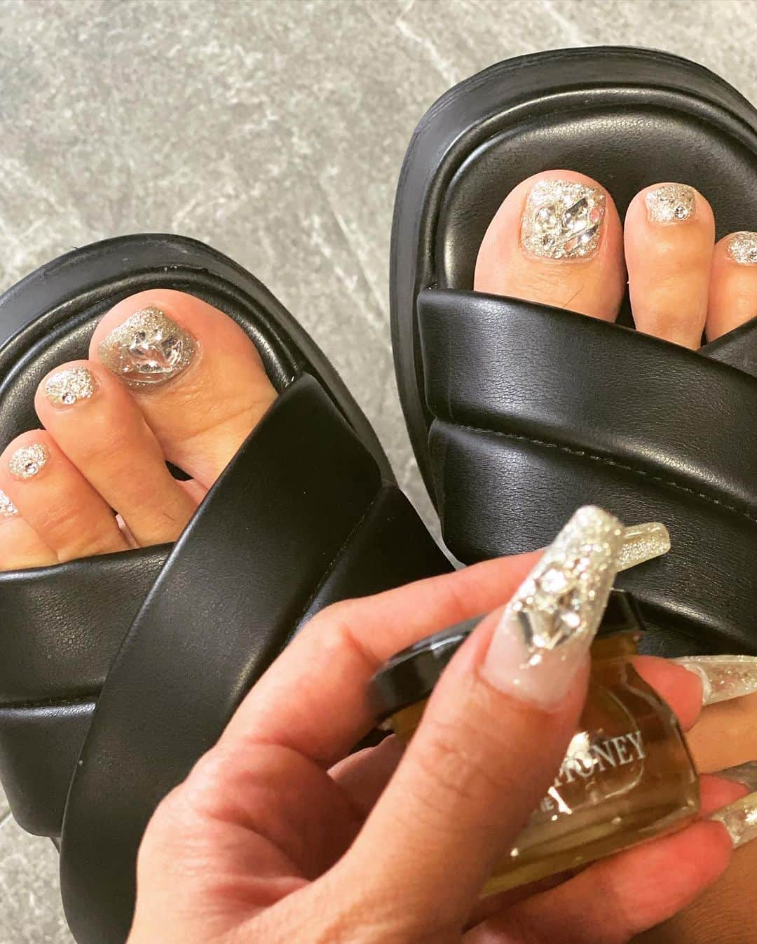 詩音さんのインスタグラム写真 - (詩音Instagram)「Ready to shine bright like a diamond💎💎💎💎Got my nails done for my live showcase tmrw🎤  明日のライブ仕様のキラキラネイル💅久々のコフィンネイルでハンドもフットも痛みの少なくて持ちが良いパラジェルを使ったよ💜  宝石の様なクリスタルはステージの上でライトに当たって輝くようにとスワロフスキーを贅沢に散りばめて乗せてくださいました✨  プライベートサロンならではの癒し空間でネイルだけでなく気分までキラキラ変わった😆🙏🏻  喉の心配をしてくださってハチミツのお土産までありがとうございました🍯🐝💛  また絶対に行きたいな🌹  PR @nail_eyelash_coco #Coco #プライベートサロン #美容サロン #横浜サロン #マツエクサロン #横浜ネイル #フットマッサージ」9月15日 19時07分 - shion_baysidediva