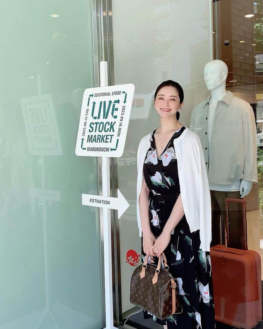 山口愛実のインスタグラム：「現在、丸の内エリア　@marunouchi_com で開催されている『LIVE STOCK MARKET inMARUNOUCHI』に  ファッションを楽しみながら社会貢献ができる世界的にも注目されているサスティナブルに着目したファッションイベントです  参加ブランドはTHE TOKYO・ESTNATION・IENA ・EDIFICE などなど人気ファッションブランドが数多く参加中  イベントは2023年9月18日(月・祝)まで  #PR #ライブストックマーケット丸の内　#ライブストックマーケット　#marunouchi #丸の内　#livestockmarket #ESTNATION」