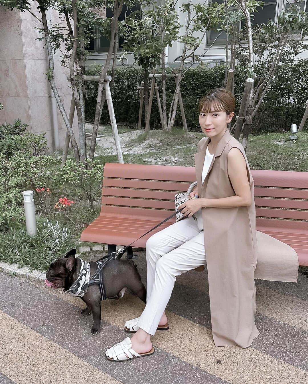 木村まこさんのインスタグラム写真 - (木村まこInstagram)「秋めいてきたこの頃 朝の散歩が気持ちいい日が増えてきた〜🍂  秋のレジャーにオススメ👖 このパンツ.ᐟ.ᐟ 形も抜群に綺麗でストレッチ具合がすんごいと💯 散歩とか子どもと公園とかアクティブに動く日に◎  綺麗めはもちろんカジュアルでもコーデしやすくてカラーは4色展開 ピタッとは苦手な方はゆるっともあるよぉ(キャメルみたいなカラーのやつ。購入時のカラー選択ははオリーブだよ)  👖 𓂃𓈒𓏸 @boujeloud_official  ベージュパンツ ▶︎商品名（5333211） 【着丈+3㎝HAKIYASEパンツ抗菌防臭】  オリーブパンツ ▶︎商品名（5233861） 【ゆるっとHAKIYASEパンツ抗菌防臭】 　 #boujeloud　#ブージュルード #30代コーデ #パンツコーデ #ママコーデ #お散歩コーデ」9月15日 19時15分 - maco_kimura